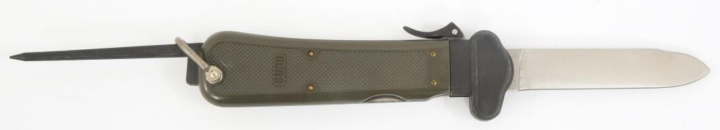 COLD WAR ERA GERMAN PARATROOPER'S GRAVITY KNIFE: COLD WAR ERA GERMAN PARATROOPER'S GRAVITY KNIFE Cold War era Bundeswehr German Paratrooper's Gravity Knife. Blade is sharp, grain is visible, marked "OFW". Green checkered handle marked "BUND". Blade 