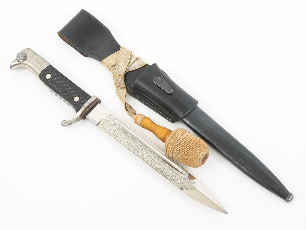 WWII GERMAN RECON UNIT ETCHED K98 DRESS BAYONET: WWII GERMAN RECON UNIT ETCHED K98 DRESS BAYONET WWII German K98 Regimental / Unit single side etched Short Dress Bayonet with Scabbard, Portepee & Frog. Bright chromed blade, crisp etch on light gray 
