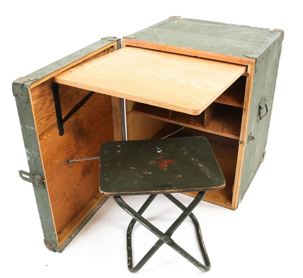 WWII USMC TYPEWRITER CHEST FIELD DESK: WWII USMC TYPEWRITER CHEST FIELD DESK WWII USMC Typewriter chest field desk. Size: 20" x 21" x 26"