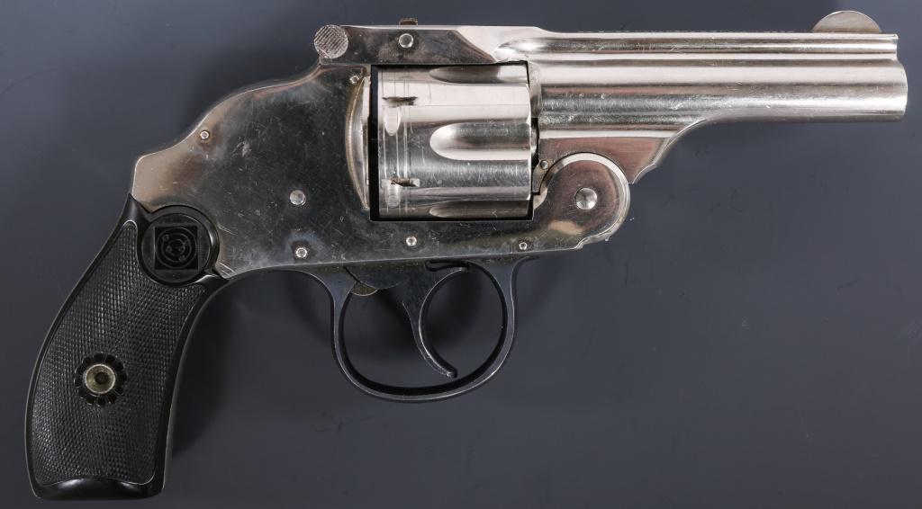 H&R FIRST MODEL TOP BREAK .32 S&W REVOLVER: H&R FIRST MODEL TOP BREAK .32 S&W REVOLVER Harrington and Richardson First Model Top Break .32 S&W Hammerless Revolver. "Harrington & Richardson Arms Co. Worcester, Mass USA" marked on the sight rib. 