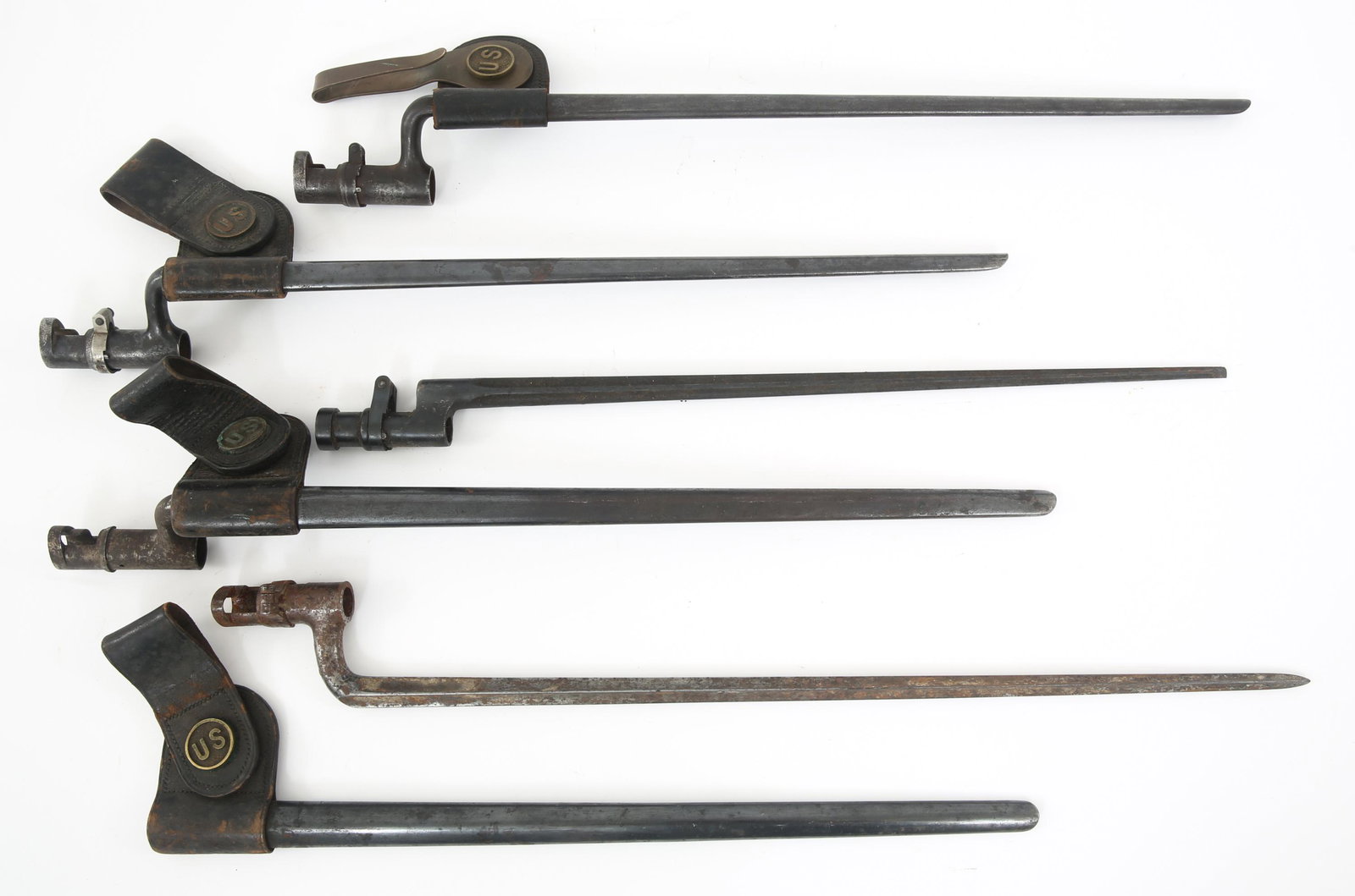 19TH C. US SOCKET BAYONETS & SCABBARDS LOT OF 6: 19TH C. US SOCKET BAYONETS & SCABBARDS LOT OF 6 19th Century US Socket Bayonets & Scabbards Lot of 6. (1) Pattern 1885 scabbard frog with hook attachment type for Mills belt, hook marked "R.I.A". (3) 