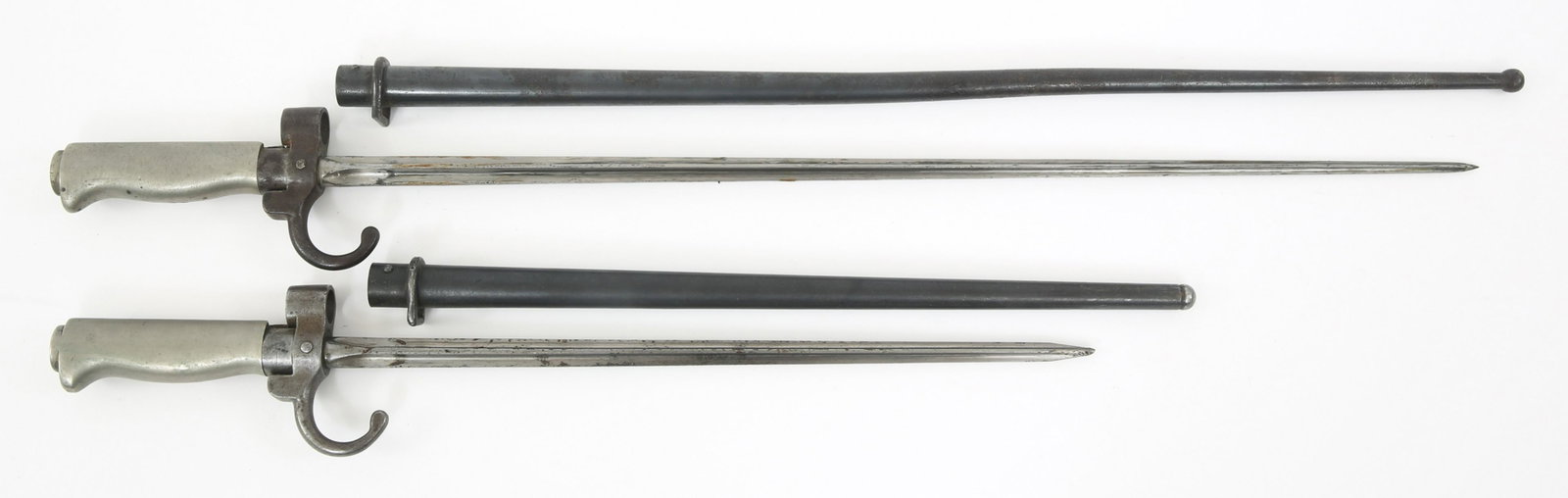 WWI FRENCH ARMY M1886 LEBEL BAYONETS LOT OF 2: WWI FRENCH ARMY M1886 LEBEL BAYONETS LOT OF 2 French Army M1886 Lebel First Pattern Epee ''Rosalie'' Bayonets Lot of 2. (1) Bayonet with bright quadrangular blade, steel hilt and scabbard. Alphanumeri
