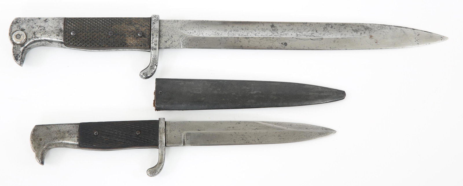 WWI GERMAN BAYONET & FIGHTING KNIFE BY EICKHORN: WWI GERMAN BAYONET & FIGHTING KNIFE BY EICKHORN WWI German Gewehr 98 rifle bayonet and trench combat fighting knife, both by Carl Eickhorn. (1) WWI Gewehr 98 rifle bayonet, fullered blade, ricasso sta