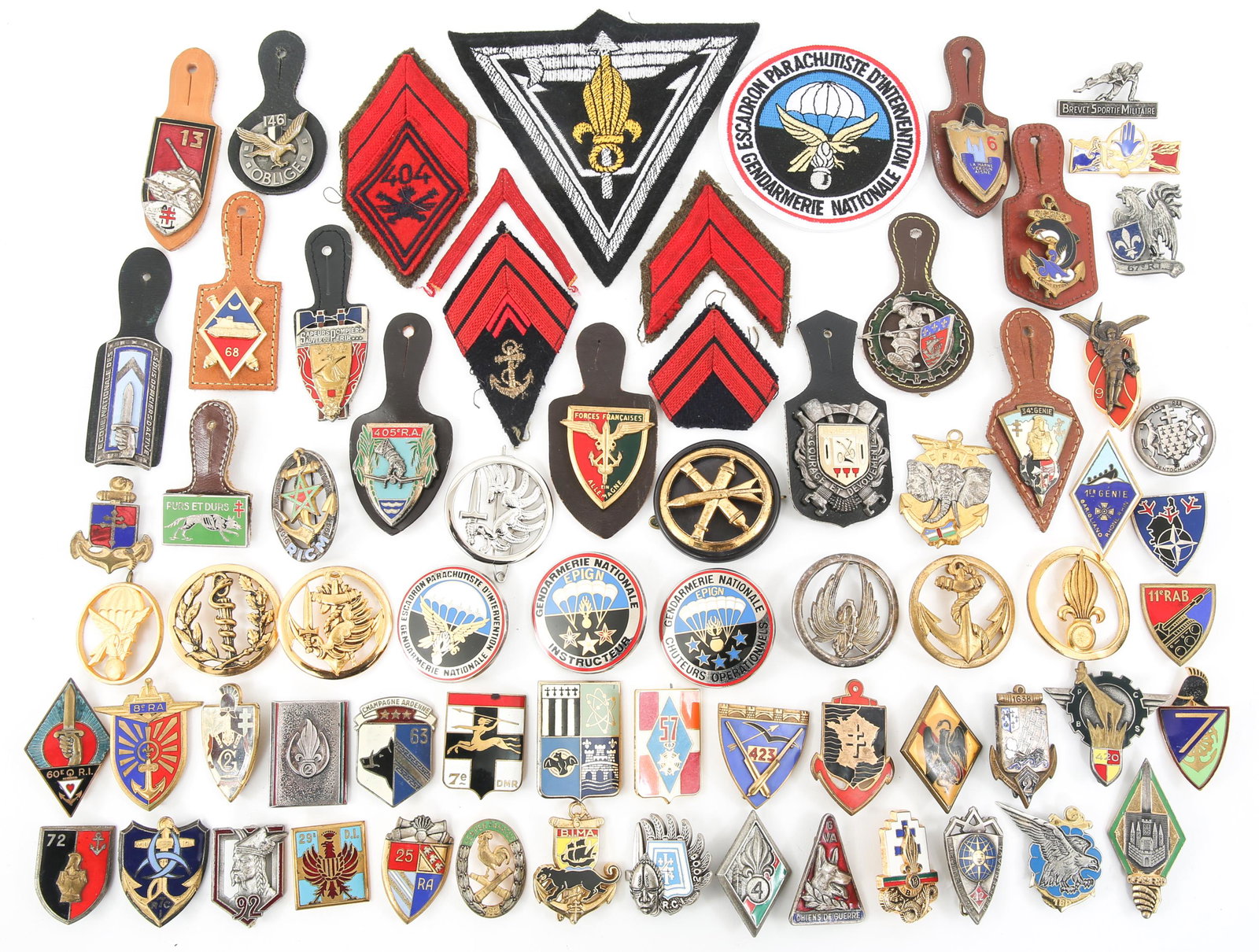 20TH C. FRENCH MILITARY BADGES & PATCHES LOT: 20TH C. FRENCH MILITARY BADGES & PATCHES LOT 20th Century to present, French Military unit badges and patches lot. Naval rate patches, French Foreign Legion badges, Gendarmerie, Tanker, Parachutist ba