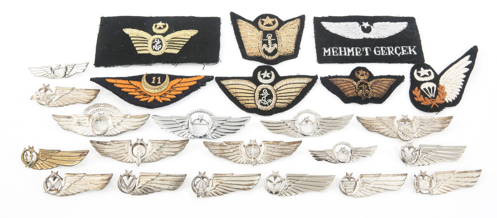 TURKISH AIR FORCES AVIATION WING BADGE & PATCH LOT: TURKISH AIR FORCES AVIATION WING BADGE & PATCH LOT Turkish Air Forces aviation wing badges and patches lot. Metal aviation wing badges, silver bullion wire patches, paratrooper brevet half wing, name 