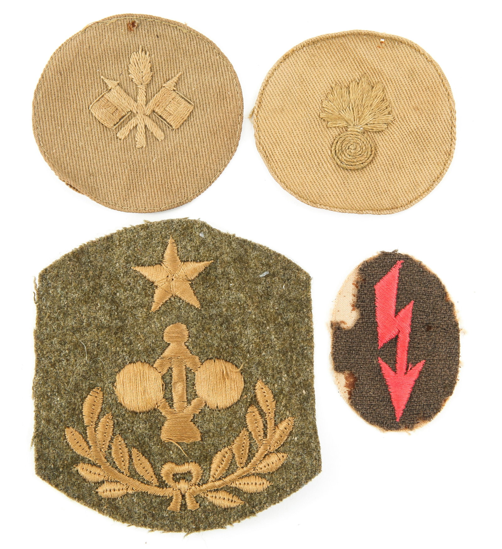WWI US ARMY UNIFORM INSIGNIA PATCHES LOT OF 4: WWI US ARMY UNIFORM INSIGNIA PATCHES LOT OF 4 WWI US Army Uniform Insignia Patches. Lot of 4. (1) Khaki Signal Corps circular patch. (1) Khaki Ordnance Flaming Bomb circular patch. (1) CAC Coastal Art