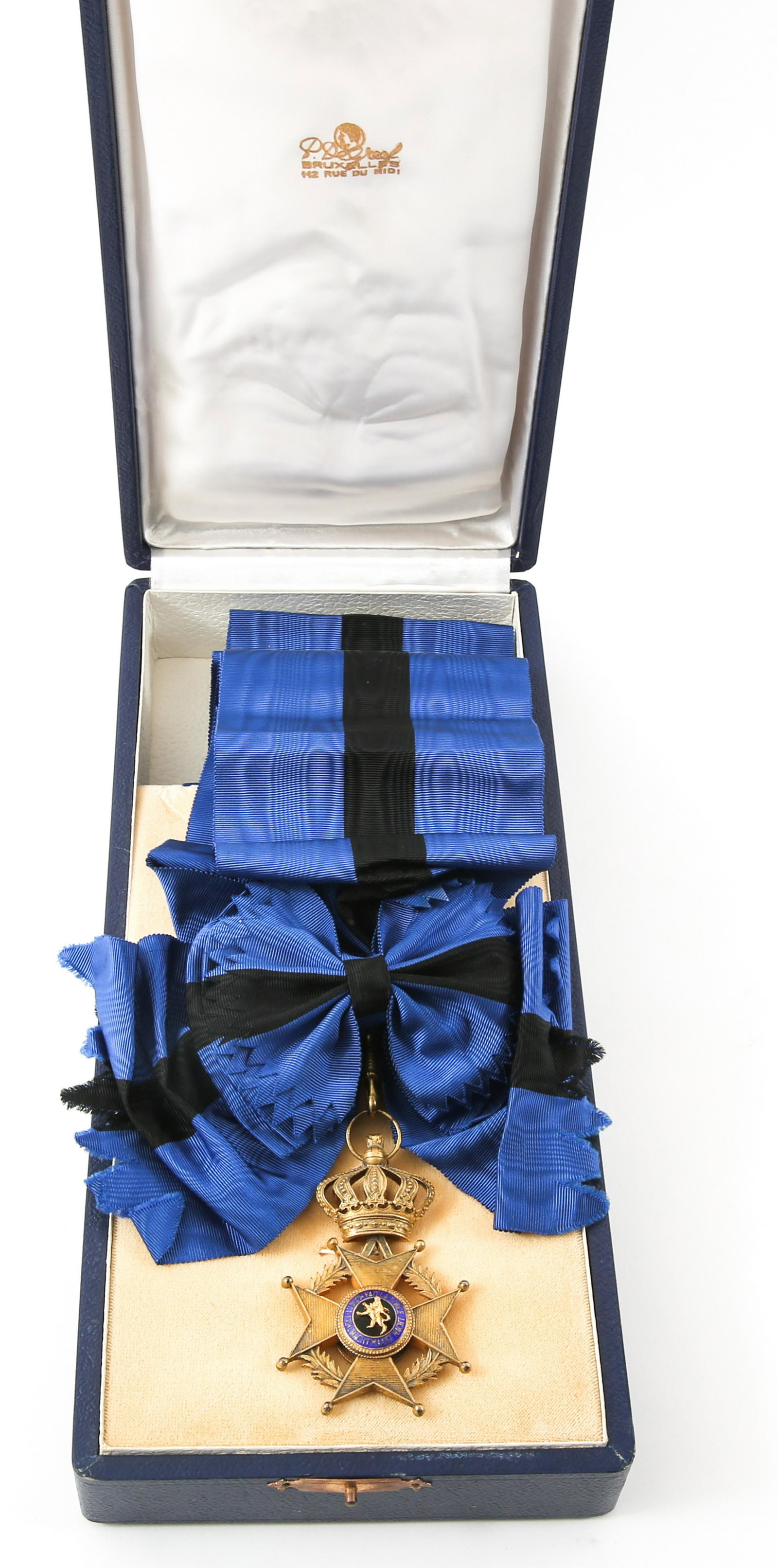 BELGIUM ORDER OF LEOPOLD II SASH MEDAL & CASE: BELGIUM ORDER OF LEOPOLD II SASH MEDAL & CASE Belgium Order Of Leopold II Sash Medal. Hardshelled blue leather covered case with crowned cypher of Leopold II on the lid, raised platform medal bed, mak