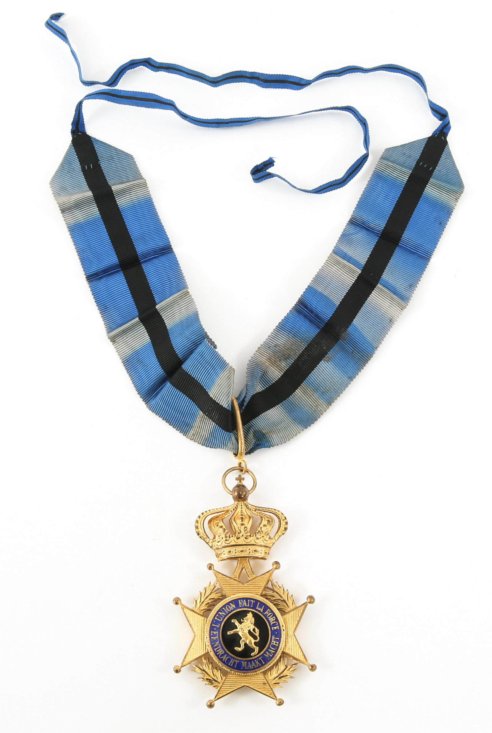 BELGIUM COMMANDER OF THE ORDER OF LEOPOLD II MEDAL: BELGIUM COMMANDER OF THE ORDER OF LEOPOLD II MEDAL Belgium Commander of The Order of Leopold II neck medal. Multiple piece construction. Gilded medal with blue and black enamel in the center.. Size: F