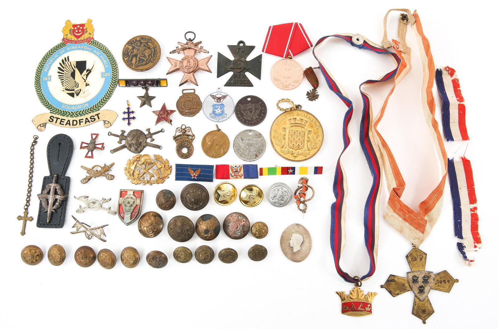 WORLD MILITARY MEDALS BUTTONS & PINS LOT: WORLD MILITARY MEDALS BUTTONS & PINS LOT World Military Medals Buttons and Pins lot. Countries of origin include: East Germany, Singapore, Germany, England and more. Marksmanship proficiency medal fro