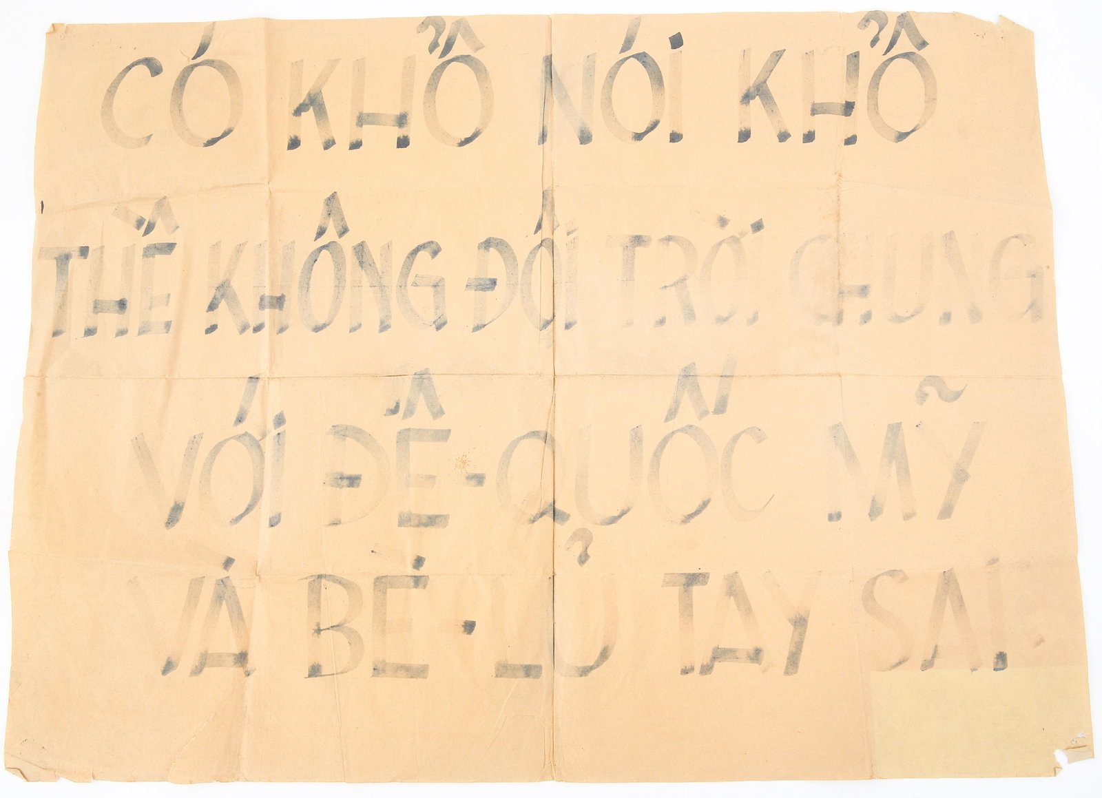 HANDWRITTEN VIETNAM WAR ANTI-WAR SENTIMENT SIGN: HANDWRITTEN VIETNAM WAR ANTI-WAR SENTIMENT SIGN Handwritten Vietnamese Anti-War Sentiment sign. Handwritten in blue watercolor / ink. Reads : "có kh? nói khothe khong doi troi chung voi de quoc my v