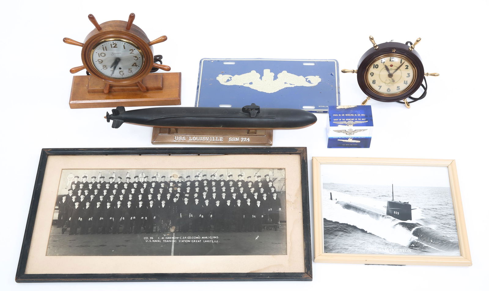 US NAVY SUBMARINE DISPLAY - CLOCKS & PICTURES LOT: US NAVY SUBMARINE DISPLAY - CLOCKS & PICTURES LOT (1) Boat steering wheel electric desk clock by " Sessions Clock Co", Model "A", 5.1/2" diameter. (1) Boat steering wheel electric desk clock by "Gener