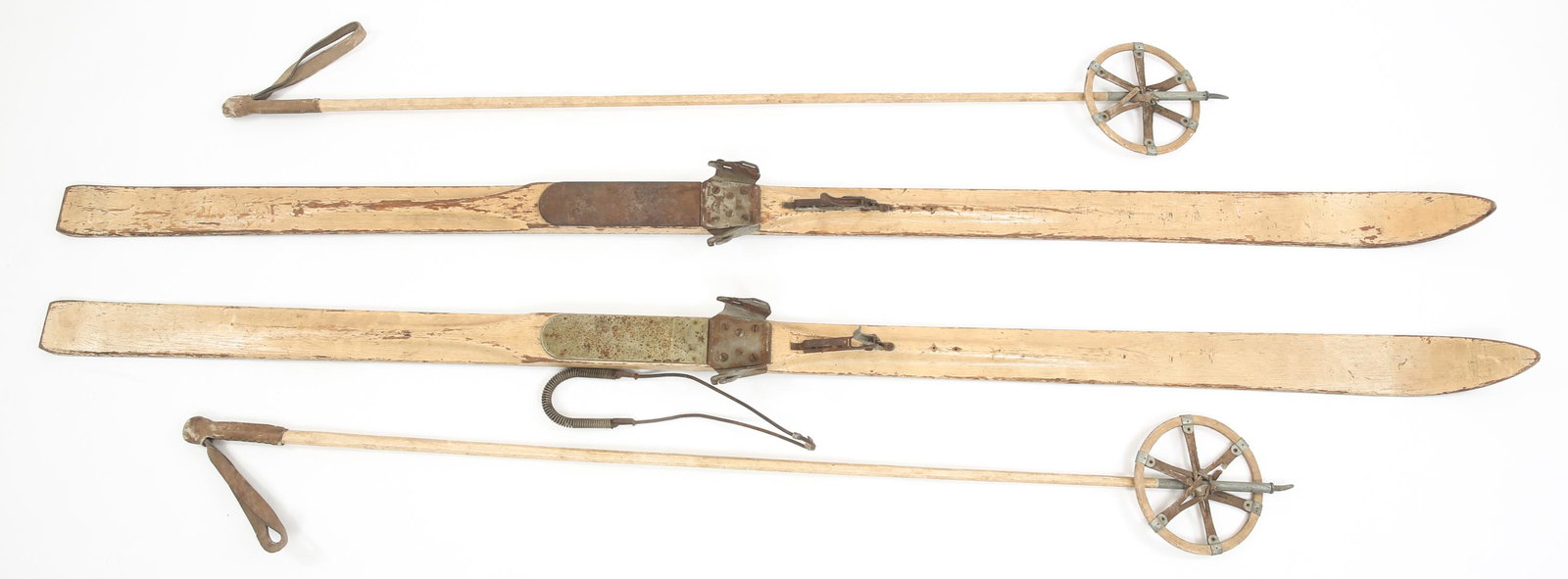 WWII US ARMY MOUNTAIN TROOPS SKIS & WOOD POLES: WWII US ARMY MOUNTAIN TROOPS SKIS & WOOD POLES WWII US Army Mountain Troops skis & wood poles Type I. Stamped US. Size: 7'
