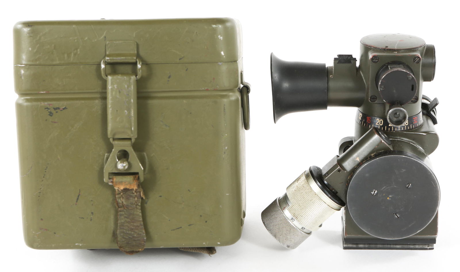 WWII GERMAN G. HEYDE M.G. Z.36 SCOPE WITH CASE: WWII GERMAN G. HEYDE M.G. Z.36 SCOPE WITH CASE WWII German Heyde M.G. Z.36 scope. Marked G. Heyde Dresden 2277. Padded metal carrying case.