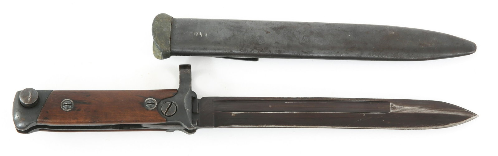 WWII ITALIAN M1938 CARCANO FOLDING BAYONET: WWII ITALIAN M1938 CARCANO FOLDING BAYONET WWII Italian Model 1938 Carcano Short Rifle Folding Bayonet. Blued blade with fuller. Button lock. Wood grips. Steel scabbard with hanging loop. Blade Length