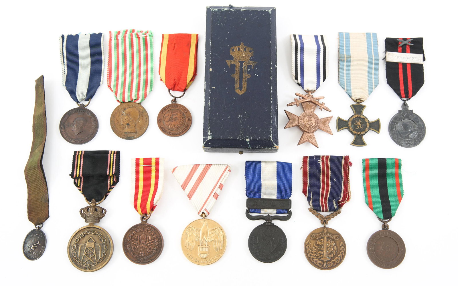 WWI - WWII WORLD MILITARY AWARD MEDALS LOT: WWI - WWII WORLD MILITARY AWARD MEDALS LOT World Military Award Medals, lot of 13 and 1 case. (1) Japanese 1914-1920 War Medal. (1) WWII Czechoslovak Medal for bravery. (1) WWII Belgium Prisoner of Wa
