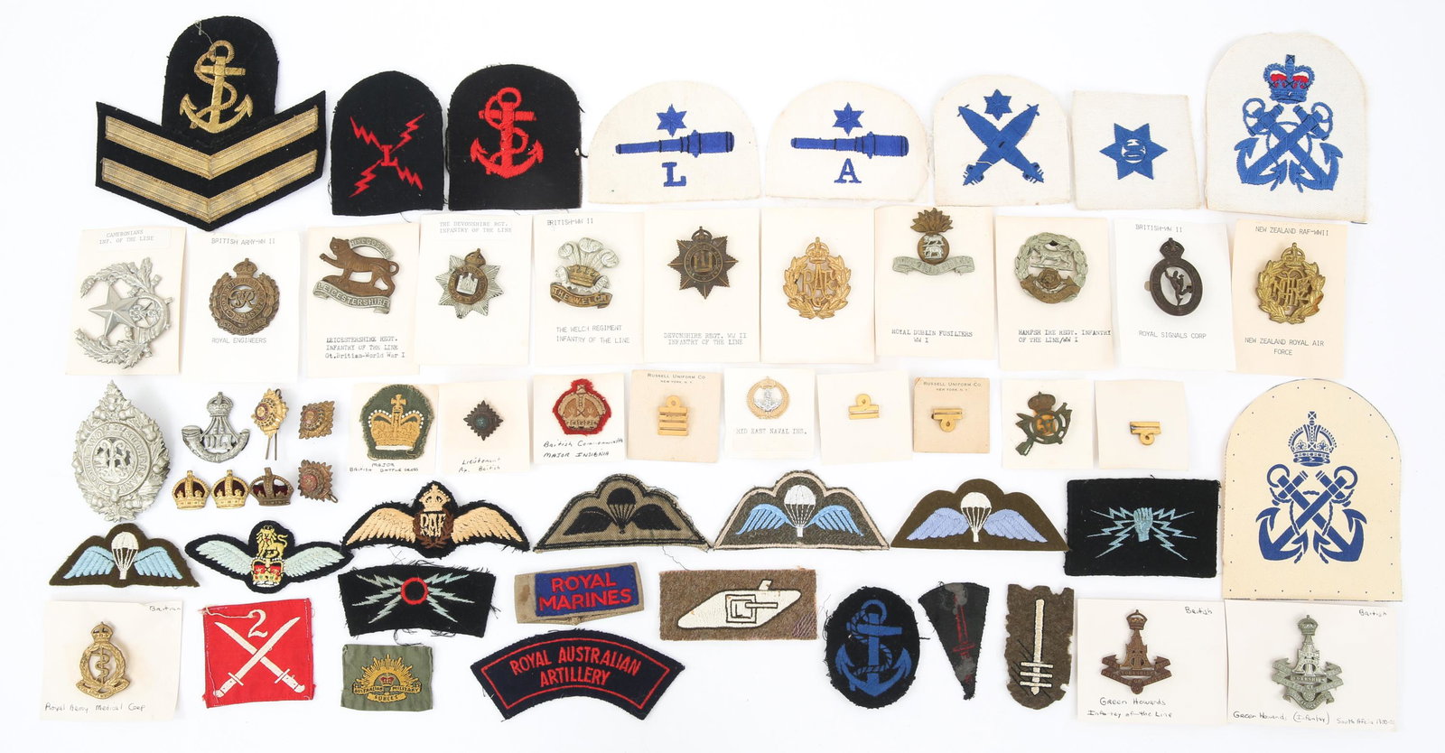 BRITISH ARMED FORCES CAP BADGE & PATCHES LOT: BRITISH ARMED FORCES CAP BADGE & PATCHES LOT WWII British Armed Forces insignias lot. Includes Royal Navy shoulder patches, Army Regimental cap badges, Paratrooper cloth wings, RAF pilot wings and mor