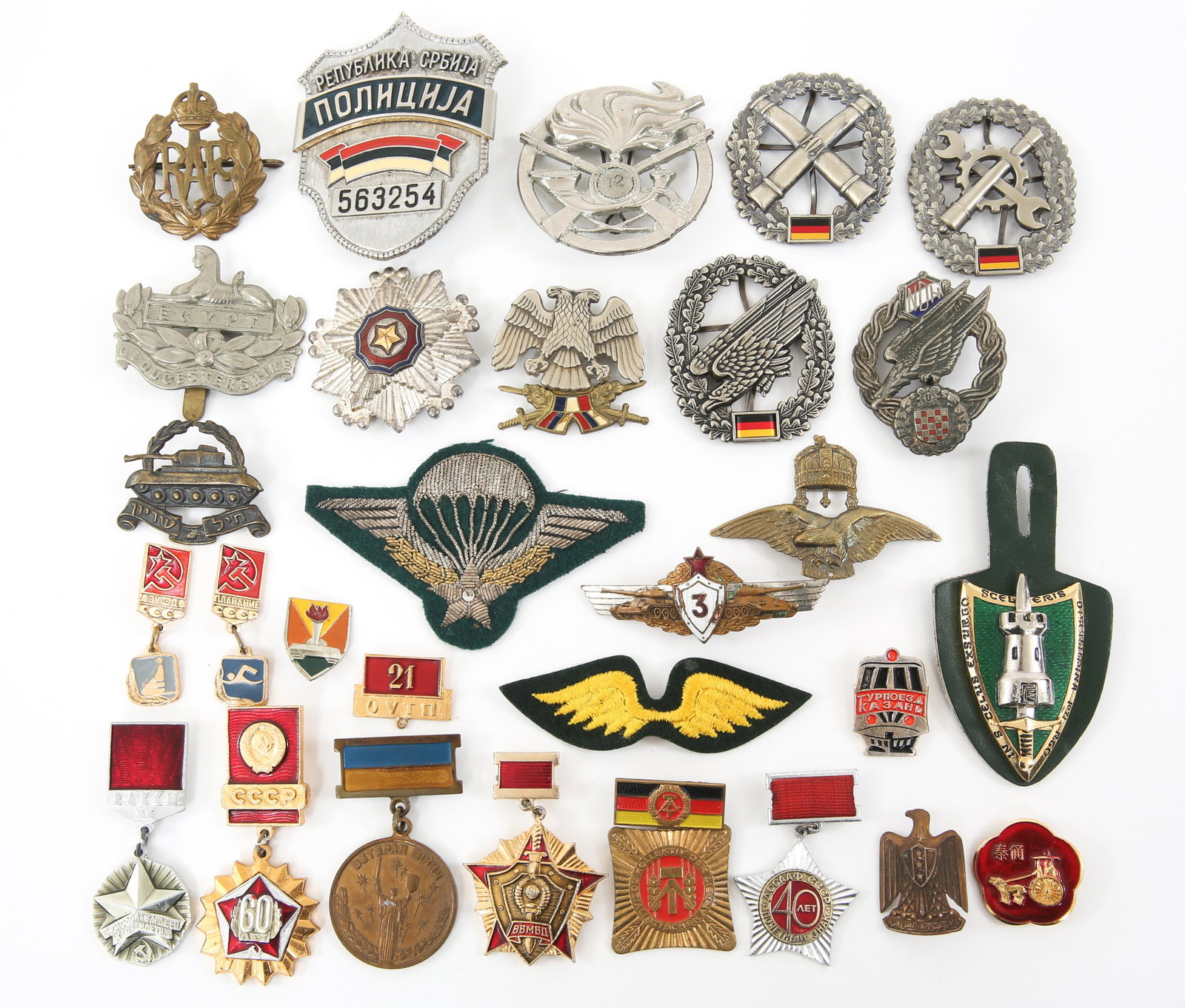 WORLD MILITARY BADGES & INSIGNIA LOT OF 29: WORLD MILITARY BADGES & INSIGNIA LOT OF 29 Mixed lot of 29 World Military badges and insignia. Including French paratrooper bullion embroidered wings, Serbian badges, Croatian badge, Russian Pins, IDF