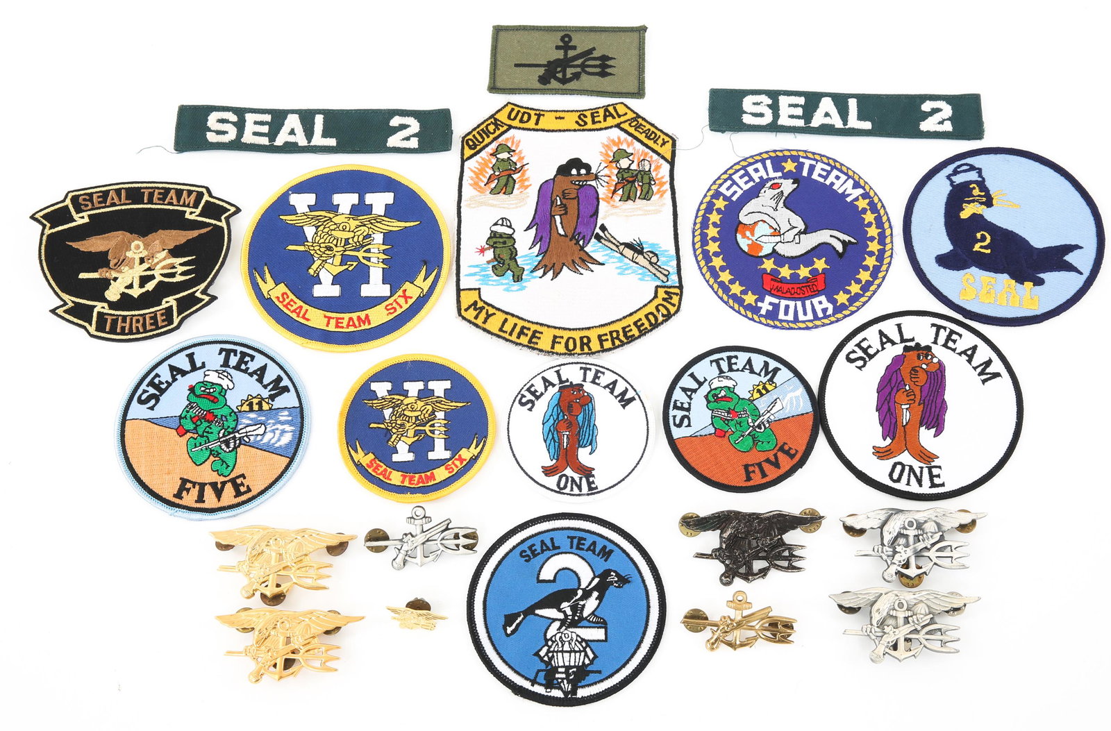 US NAVY SEAL PATCH & INSIGNIA LOT OF 22: US NAVY SEAL PATCH & INSIGNIA LOT OF 22 US Navy Seal patch & insignia, lot of 22. Includes (5) Full size Navy Seal Trident badges, various maker marked , L-22, V-21, Vanguard, Meyer. (1) Officer UDT b