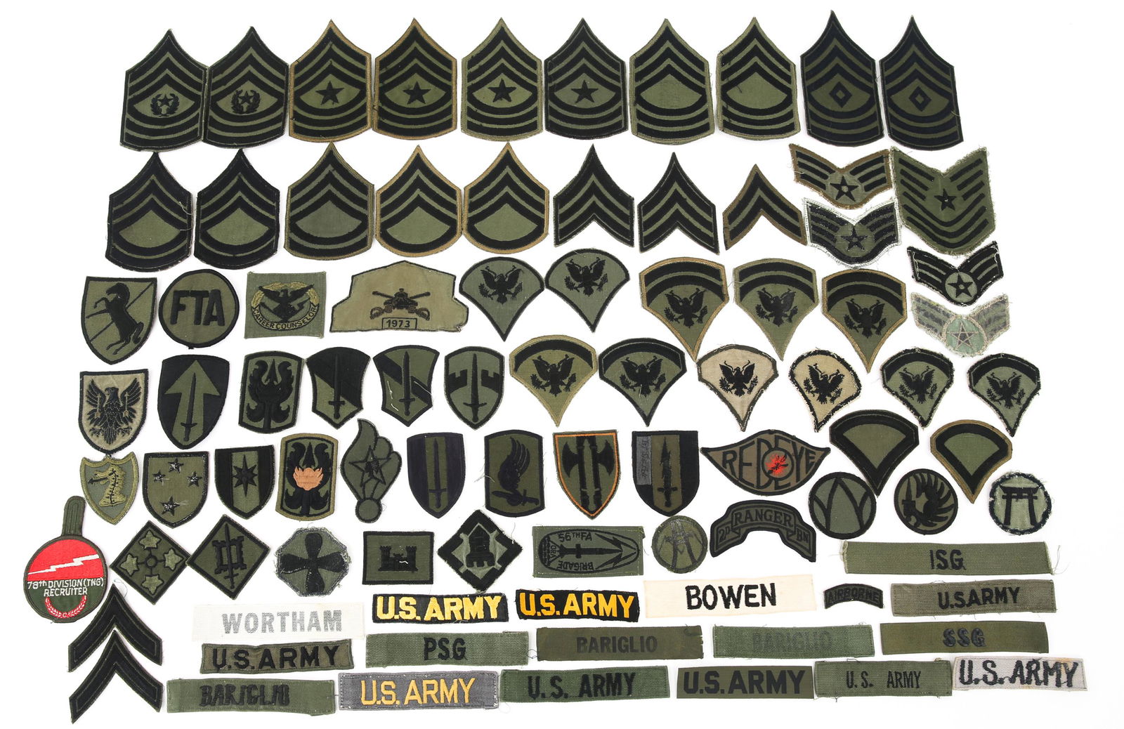 US ARMY VIETNAM WAR INSIGNIA PATCHES LOT OF 85: US ARMY VIETNAM WAR INSIGNIA PATCHES LOT OF 85 US Army Vietnam War era Insignia Patches. Lot of approximately 85. Numerous rank insignia, US Army tiles, Ranger 2nd BN scroll, multiple division patches