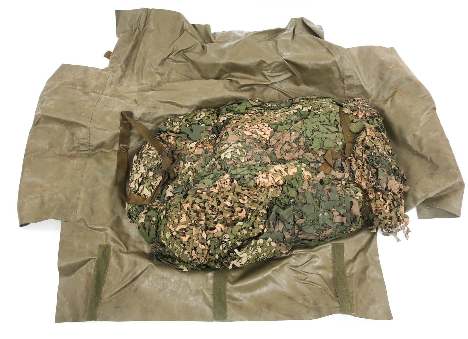 US ARMY ISSUE CAMOUFLAGE RADAR SCATTERING NET: US ARMY ISSUE CAMOUFLAGE RADAR SCATTERING NET US Army Issue radar scattering reversible green / tan camouflage screen / net with transport bag. Size: 32' x 28'