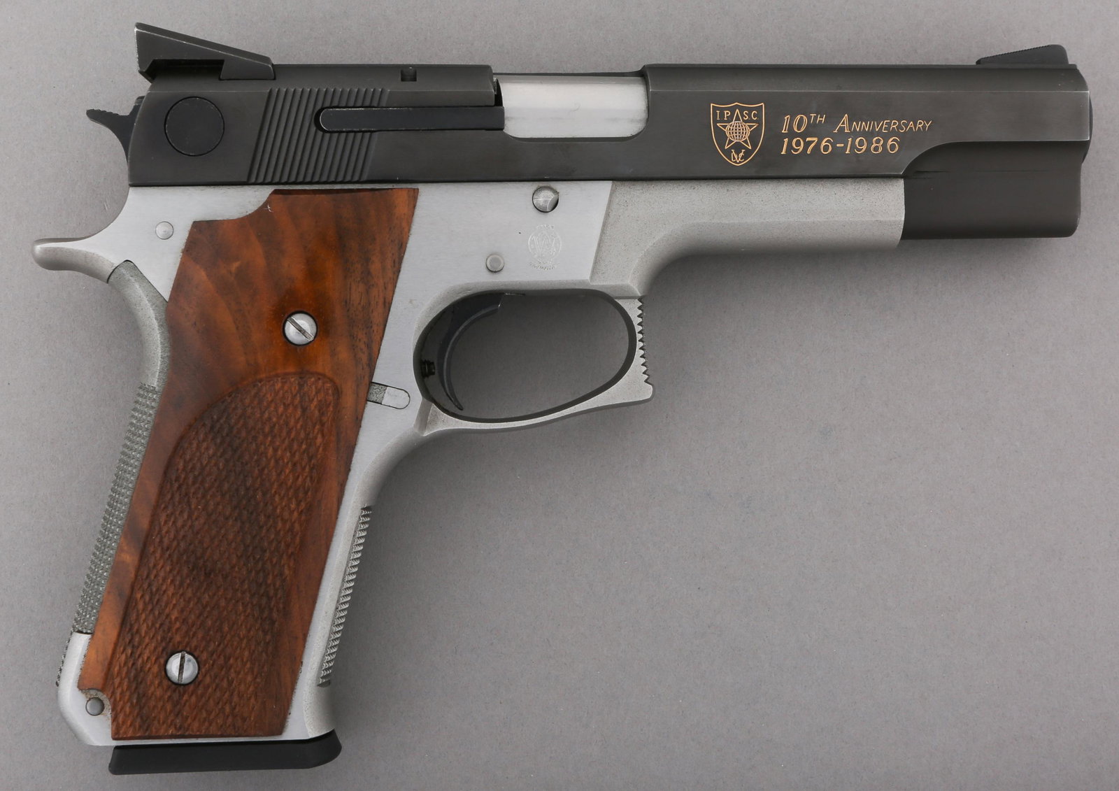 SMITH AND WESSON MODEL 745 .45 ACP IPSC PISTOL: SMITH AND WESSON MODEL 745 .45 ACP IPSC PISTOL Smith and Wesson Model 745 .45 ACP IPSC Commemorative Semi Automatic Pistol. The slide is stamped "10th Anniversary 1976-1986" with the IPSC shield. Blue