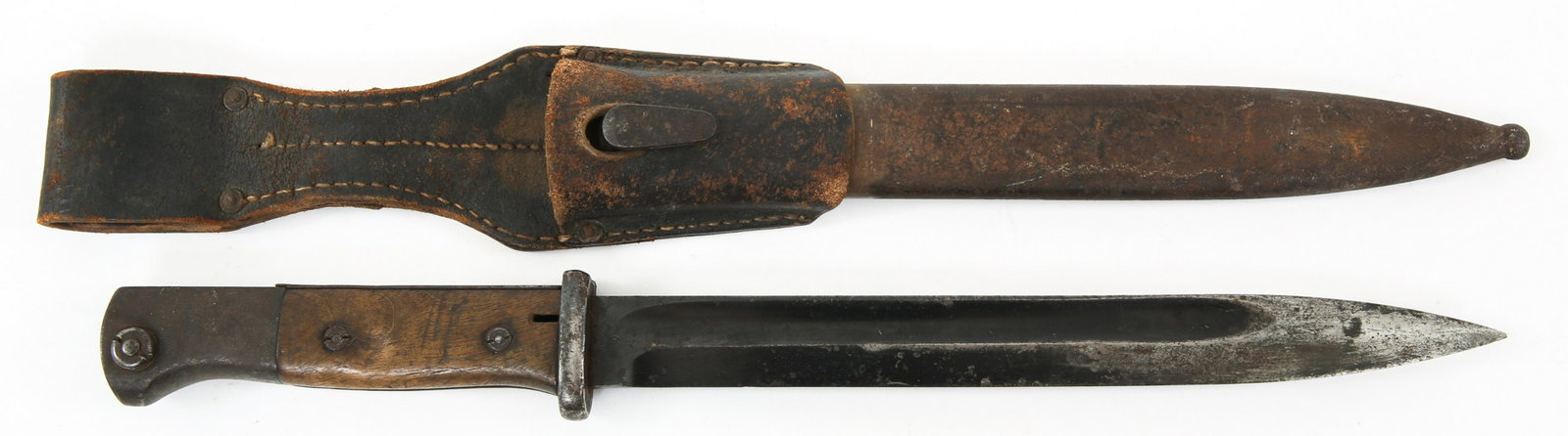 WWII GERMAN K98 COMBAT BAYONET WITH SCABBARD: WWII GERMAN K98 COMBAT BAYONET WITH SCABBARD WWII German Army K98 Combat Bayonet with scabbard and leather frog. Single edged blued blade with fuller. Maker mark " U.F Horster" on one side of the rica