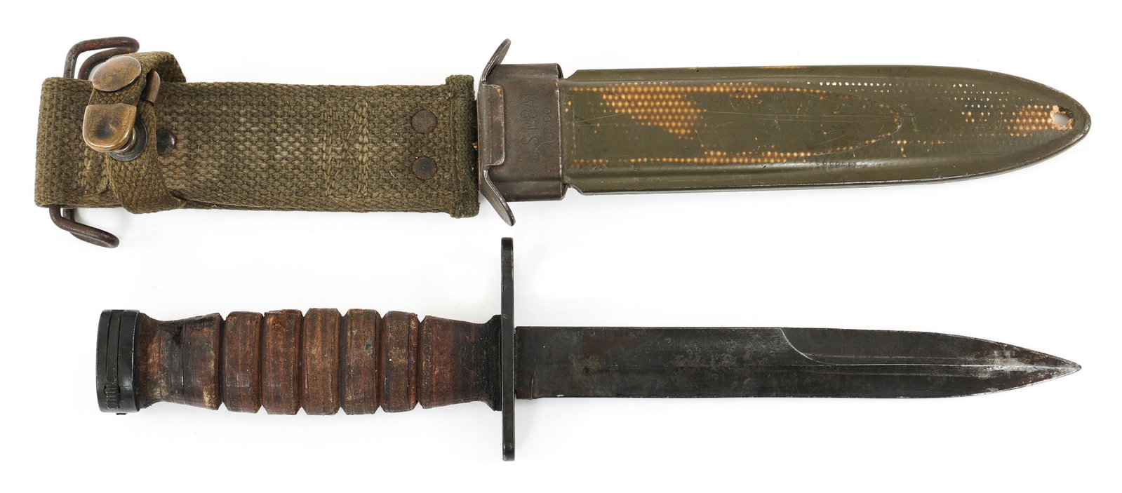 WWII US ARMY M4 BAYONET By CAMILLUS: WWII US ARMY M4 BAYONET By CAMILLUS WWII US Army M4 bayonet for M1 carbine. Stamped "U.S M4 Camillus" under the guard. USM8A1 scabbard. Blade Length: 6.5/8" Total Length: 11.5/8"