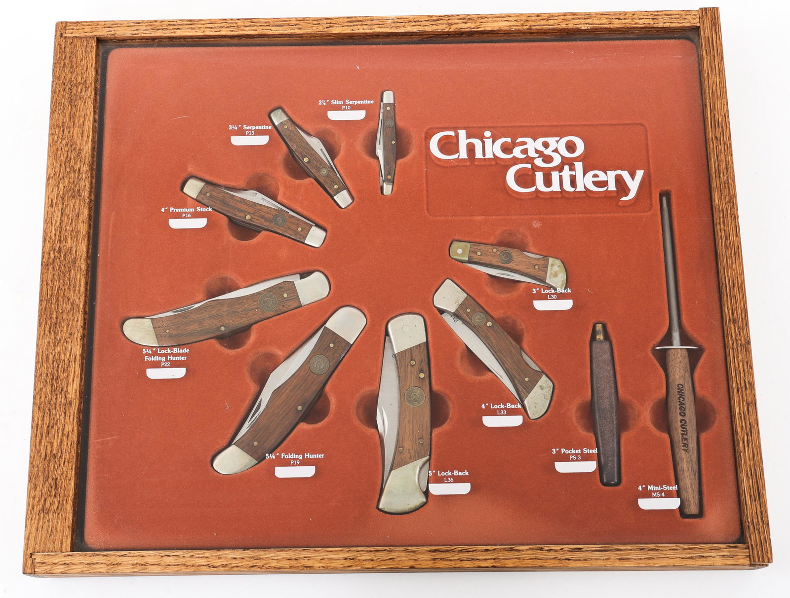 CHICAGO CUTLERY FOLDING KNIFE IN PRESENTATION CASE: CHICAGO CUTLERY FOLDING KNIFE IN PRESENTATION CASE Chicago Cutlery Folding knife collection set in wooden presentation case. Includes; (1) 2.1/2" Slim Serpentine P10. (1) 3.1/4" Serpentine P13. (1) 4"