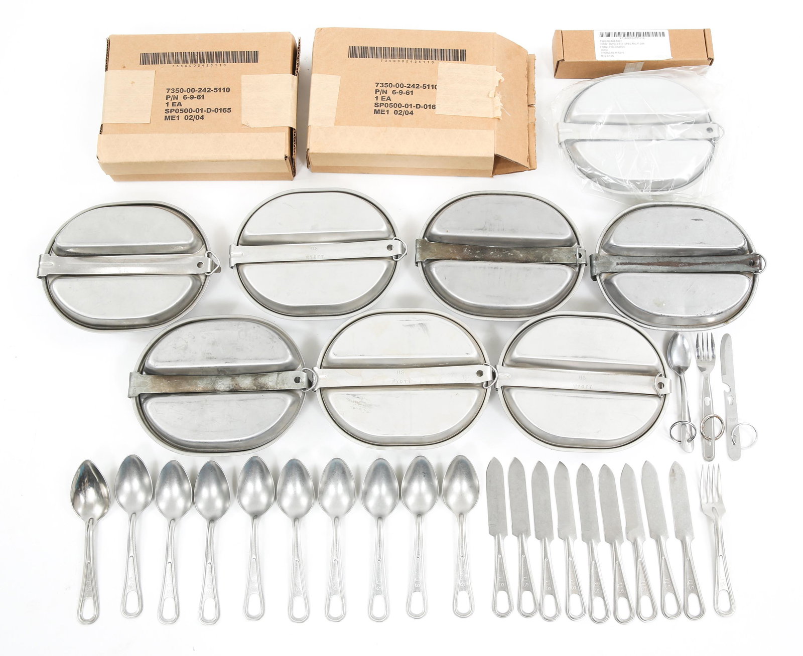 WWII - COLD WAR US ARMY MESS KIT & FLATWARE LOT: WWII - COLD WAR US ARMY MESS KIT & FLATWARE LOT WWII - Cold War era US Army Mess Kit & flatware Mixed lot. Various dates and markers.