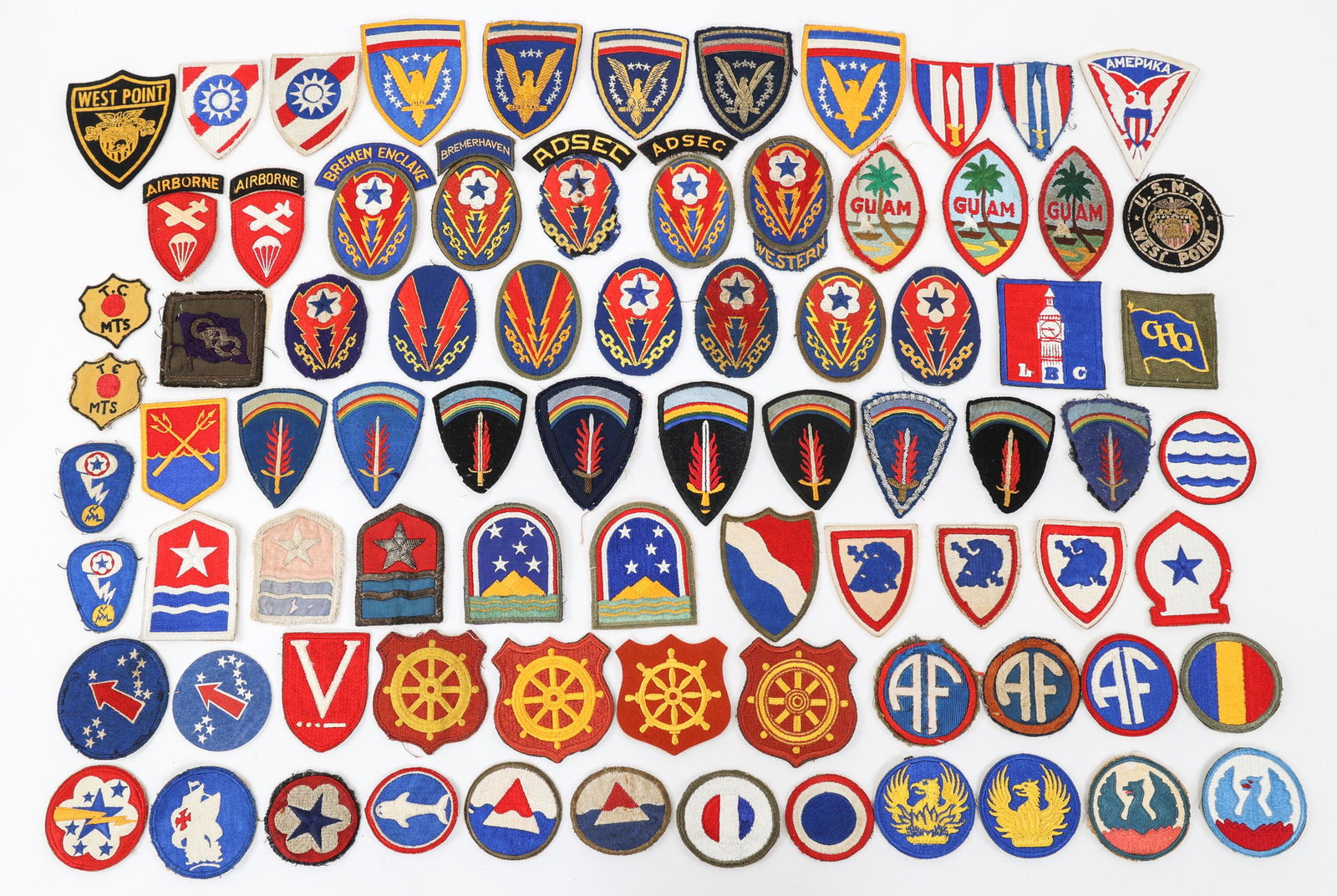 WWII - COLD WAR US ARMY SHOULDER PATCH LOT OF 80: WWII - COLD WAR US ARMY SHOULDER PATCH LOT OF 80 WWII - Cold War US Army Shoulder patches. Lot of approximately 80. Includes Full cotton and some bullion theater made of the Red Ball Express, South Ea