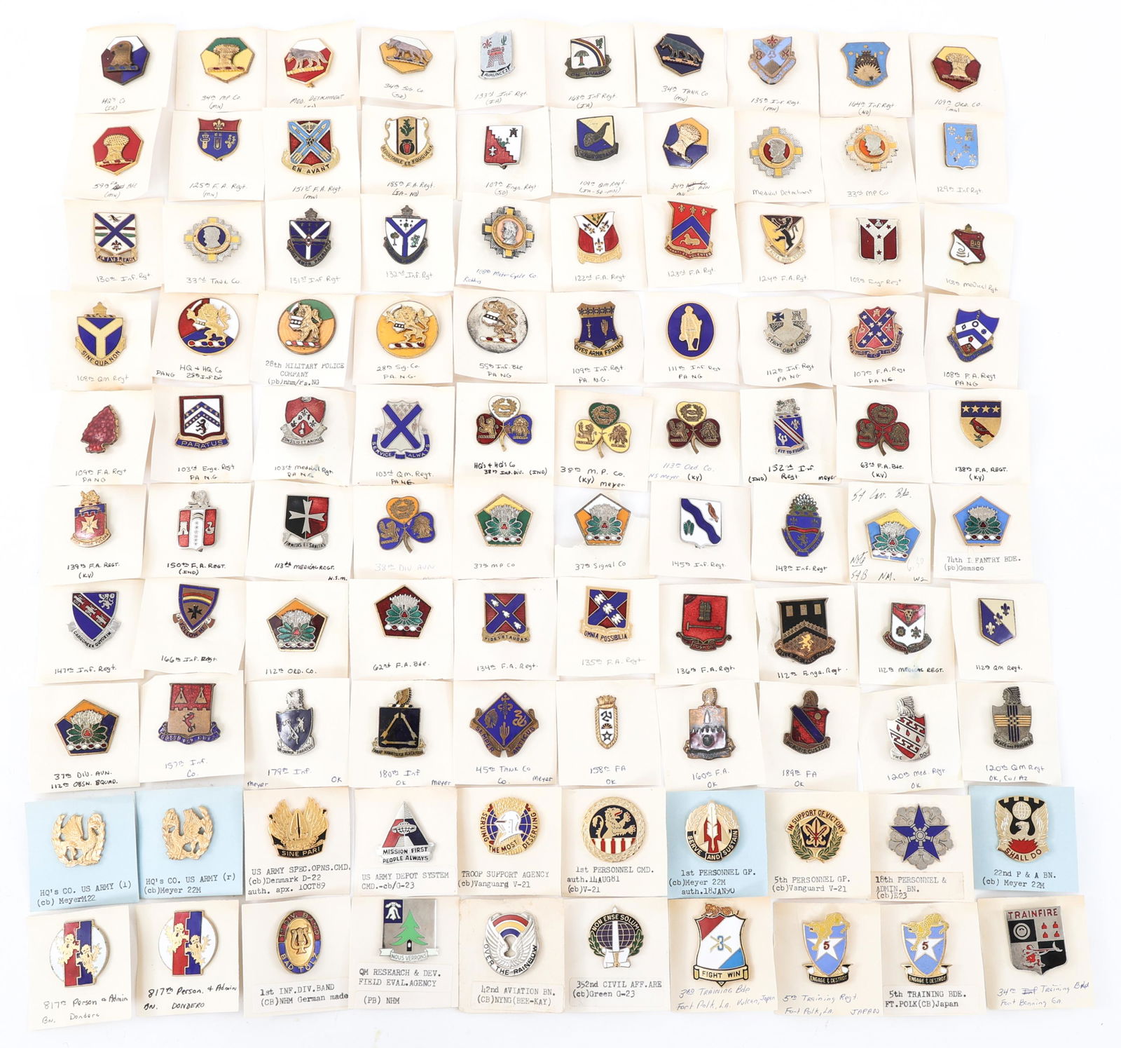 US ARMY DUI CRESTS INSIGNIA ENAMEL PINS LOT OF 100: US ARMY DUI CRESTS INSIGNIA ENAMEL PINS LOT OF 100 WWII - Cold War Era US Army DUI (Distinctive Unit Insignia) Enameled Pins. Lot of approximately 100. Mixed lot of various maker marked, pin back & cl