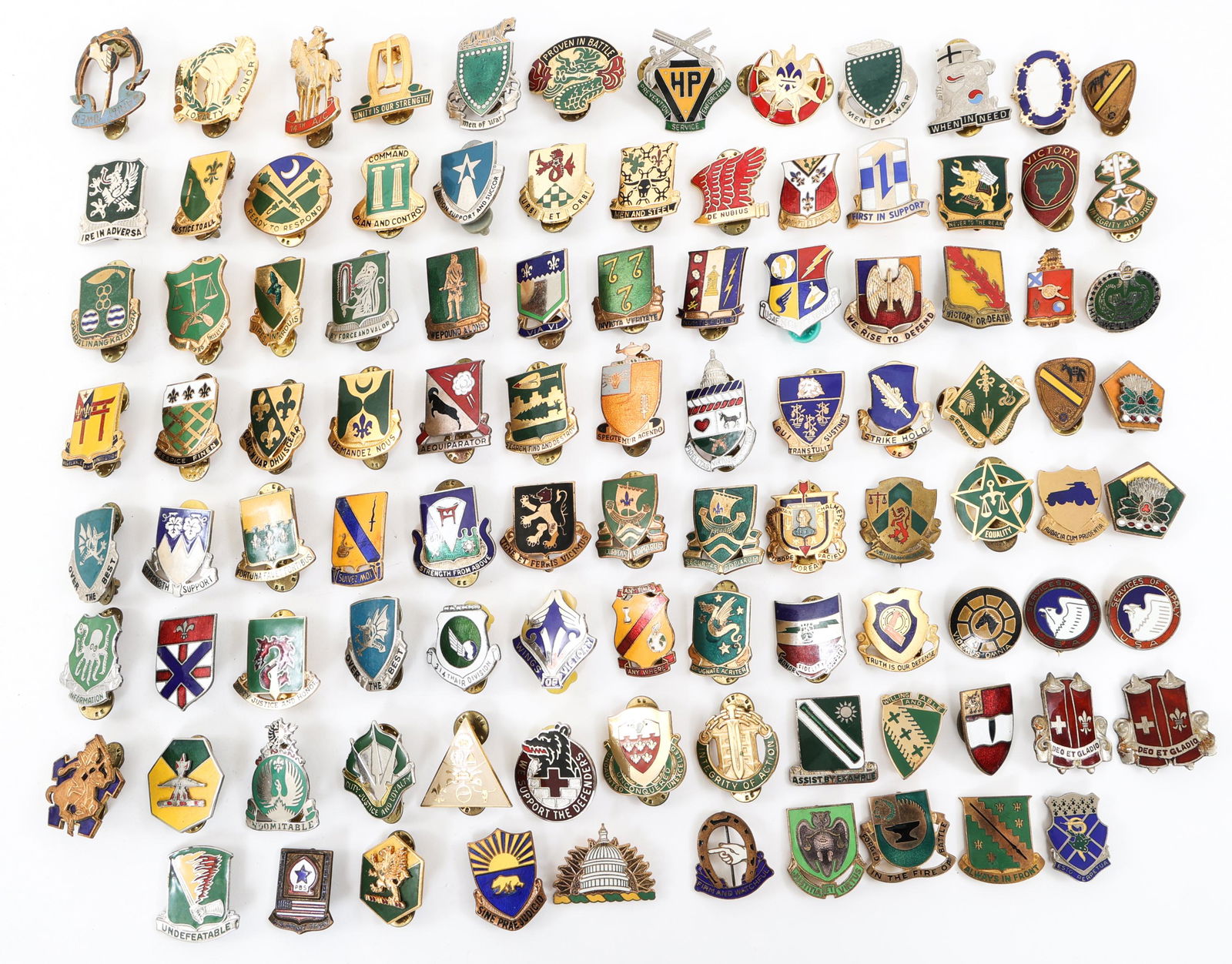 US ARMY DUI CRESTS INSIGNIA ENAMEL PINS LOT OF 100: US ARMY DUI CRESTS INSIGNIA ENAMEL PINS LOT OF 100 WWII - Cold War Era US Army DUI (Distinctive Unit Insignia) Enameled Pins. Lot of approximately 100. Mixed lot of Various maker marked, pin back & cl
