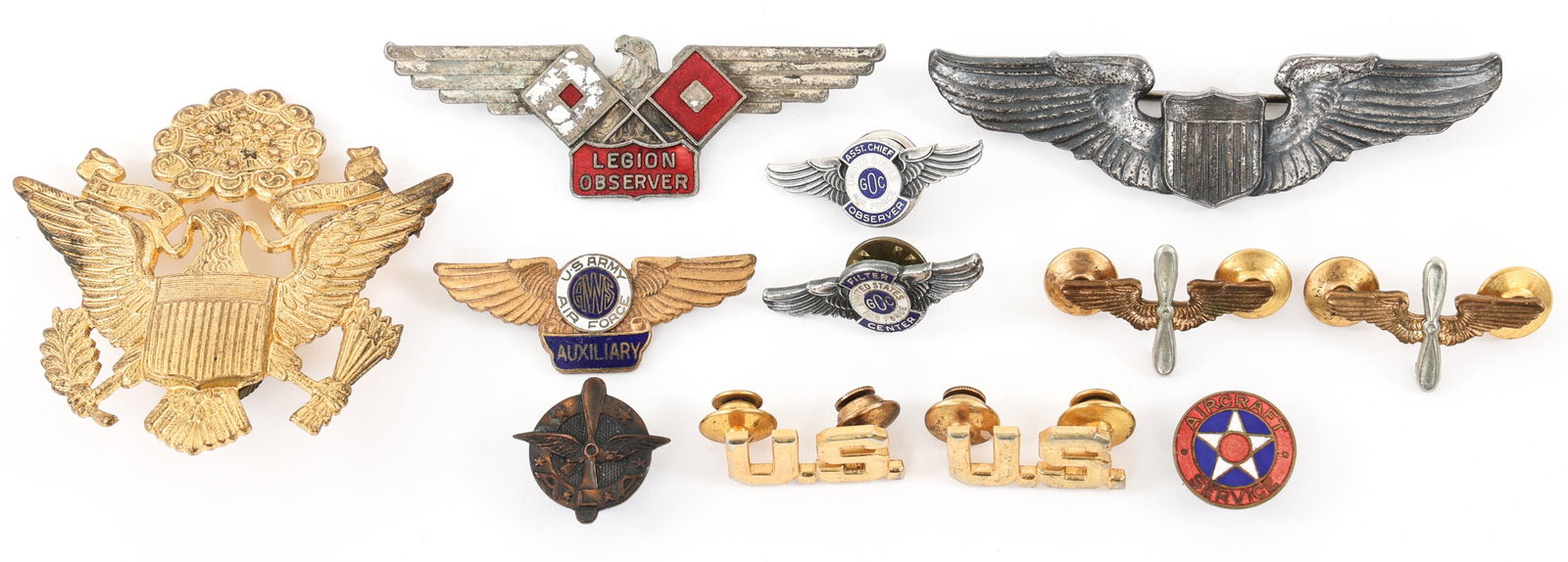 WWII US LEGION OBSERVER & AAF WINGS INSIGNIA LOT: WWII US LEGION OBSERVER & AAF WINGS INSIGNIA LOT Mixed lot of WWII US Army insignia. Includes; (1) Legion Observer Eagle wings2.5/8" badge. (1) AAF Pilot pinback, unmarked 3" wings, Officer hat badge,