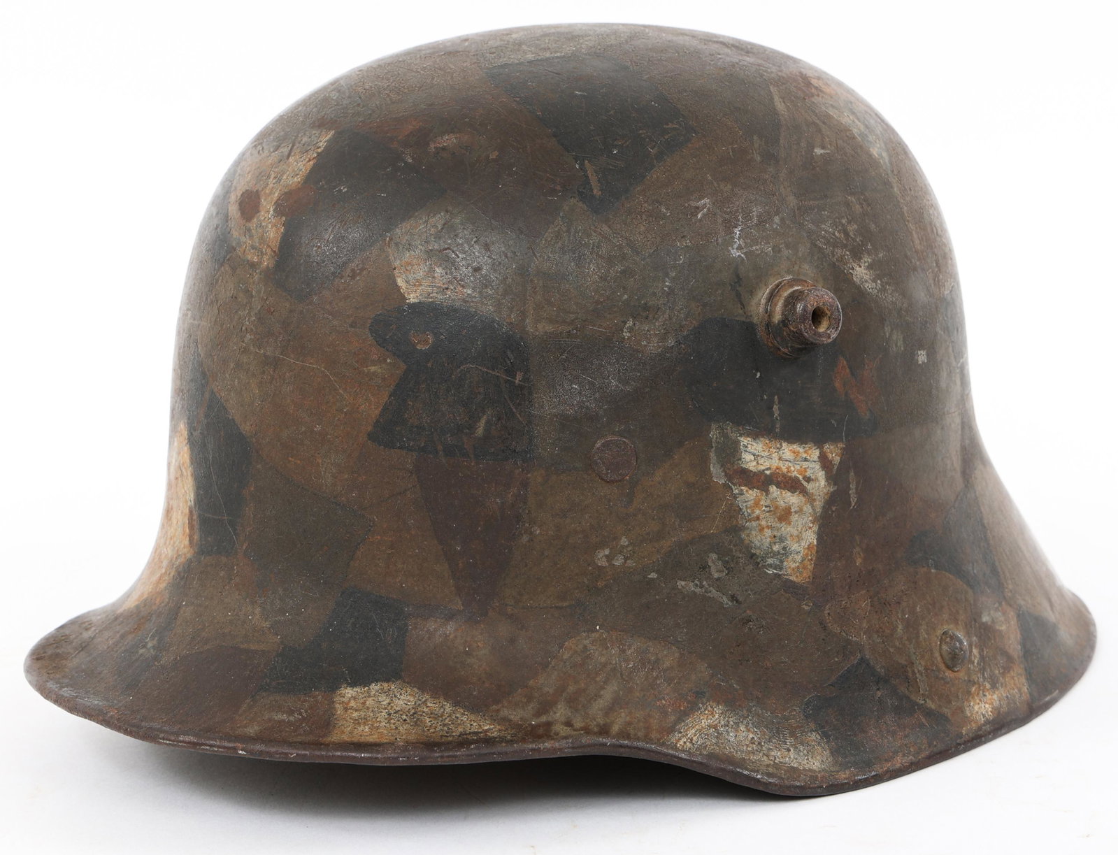 WWI IMPERIAL GERMAN ARMY M16 CAMO HELMET: WWI IMPERIAL GERMAN ARMY M16 CAMO HELMET WWI Imperial German Army M16 Como Combat Helmet. Complete with 3 pad leather liner and chinstrap (broken). Unusual small square pattern. Manufacture stamped "E