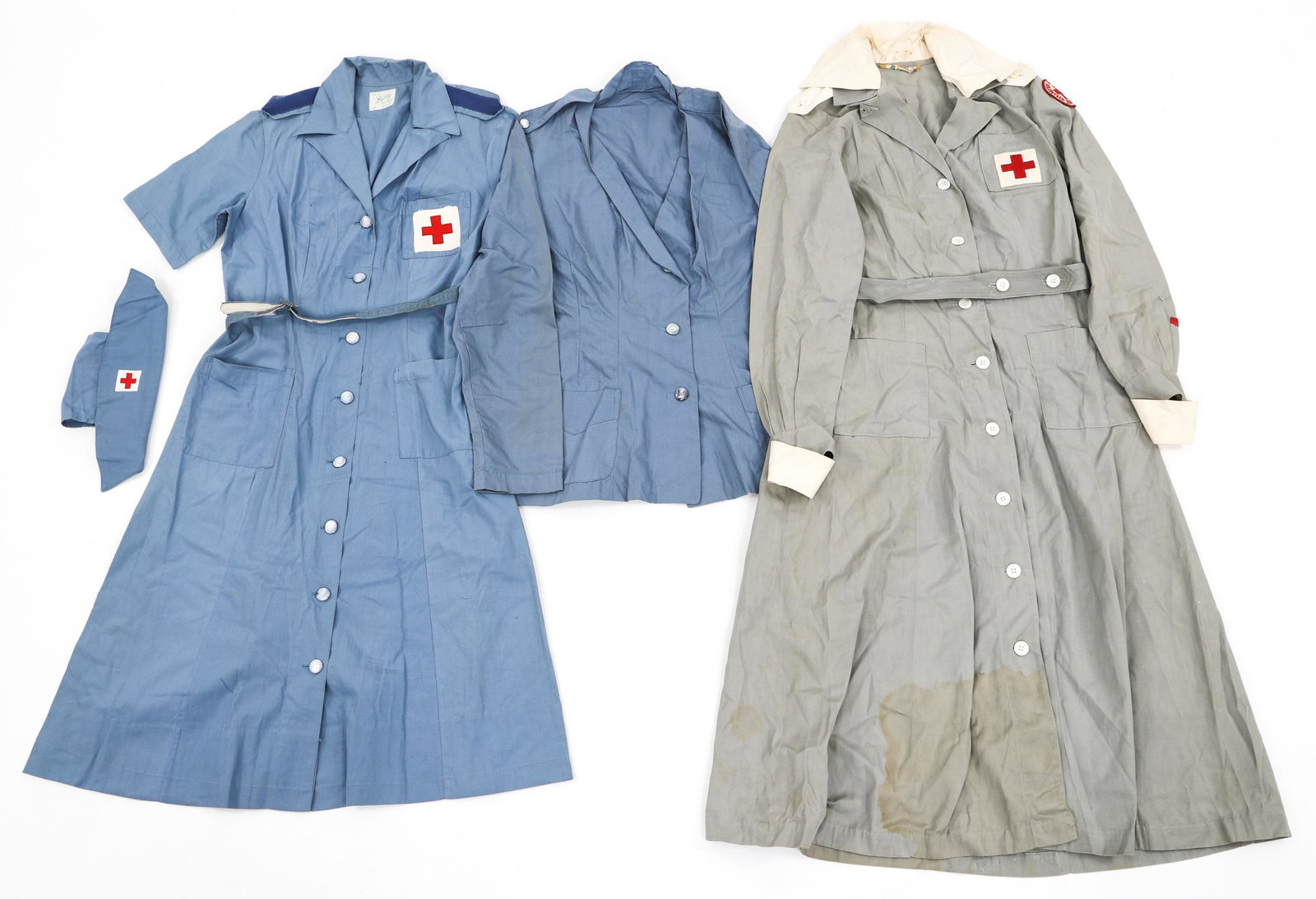 WWII AMERICAN RED CROSS HOSPITAL NURSE UNIFORMS: WWII AMERICAN RED CROSS HOSPITAL NURSE UNIFORMS WWII American red Cross Hospital Nurse uniforms lot. (1) ARC Volunteer (Gray Ladies) Hospital Corps gray dress. (1) Hospital Corps nurse blue dress with