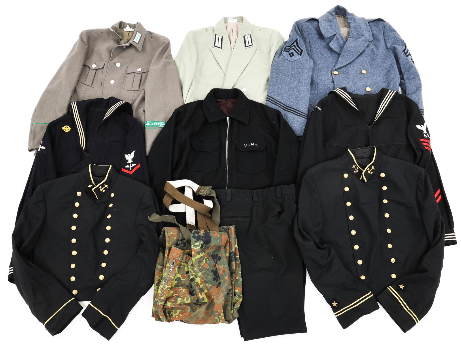 US & GERMAN MILITARY DRESS UNIFORM LOT: US & GERMAN MILITARY DRESS UNIFORM LOT Cold war - Modern Conflicts, Mixed lot of US Armed Forces and German Army Dress Uniforms. Various sizes and branches. Size: S - M - L