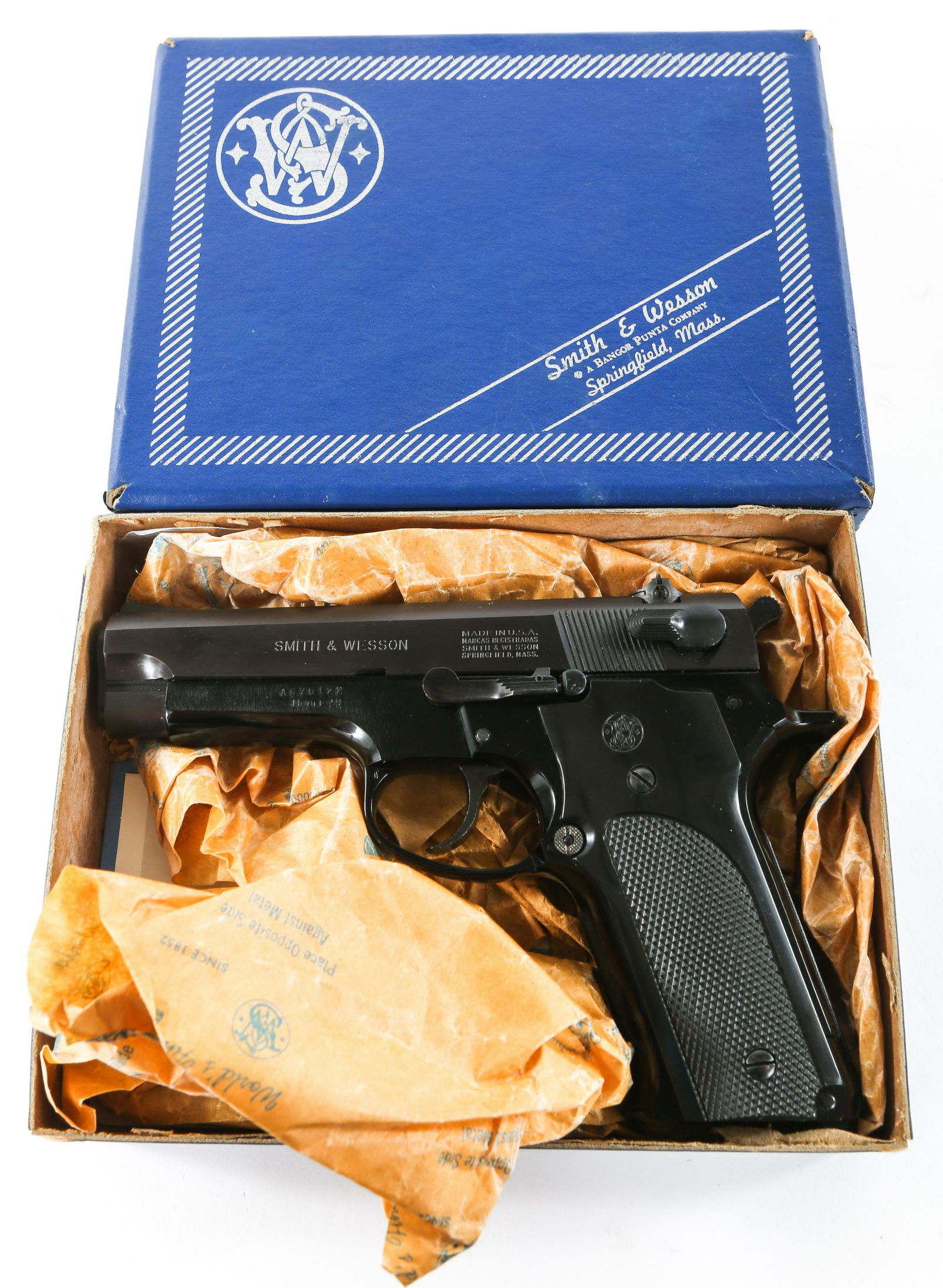 SMITH & WESSON MODEL 59 9x19mm PISTOL: SMITH & WESSON MODEL 59 9x19mm PISTOL Smith and Wesson model 59 9x19mm semi automatic pistol with original case. The pistol is marked on the left side of slide with "Smith & Wesson" followed by "Made