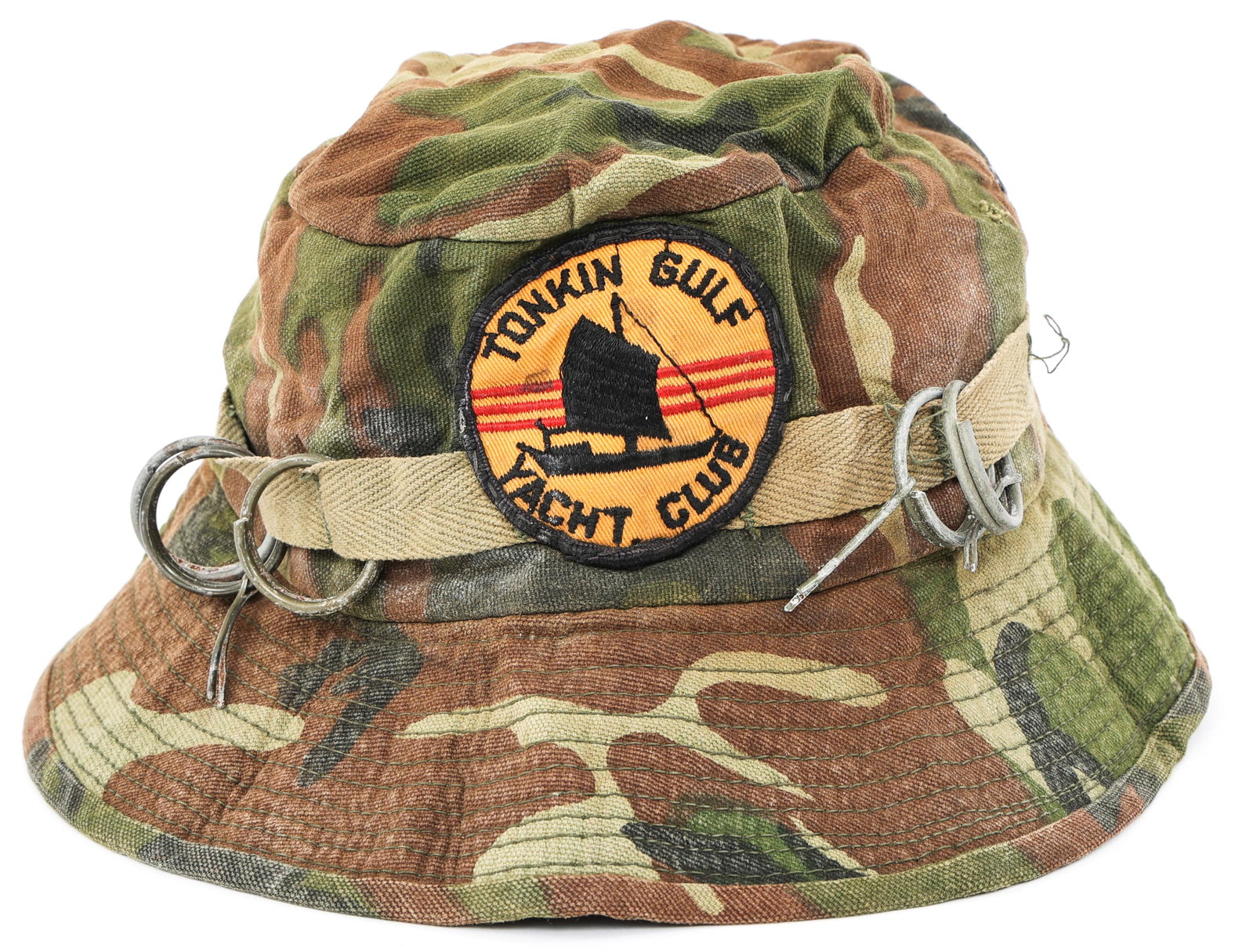 VIETNAM WAR US NAVY BROWN WATER CAMO BOONIE HAT: VIETNAM WAR US NAVY BROWN WATER CAMO BOONIE HAT Vietnam War era, US Navy Seventh Fleet, Brown Water Private Purchase Camo Boonie Hat with "Tonkin Gulf Yacht Club" patch in front and 5 Grenade Rings. P