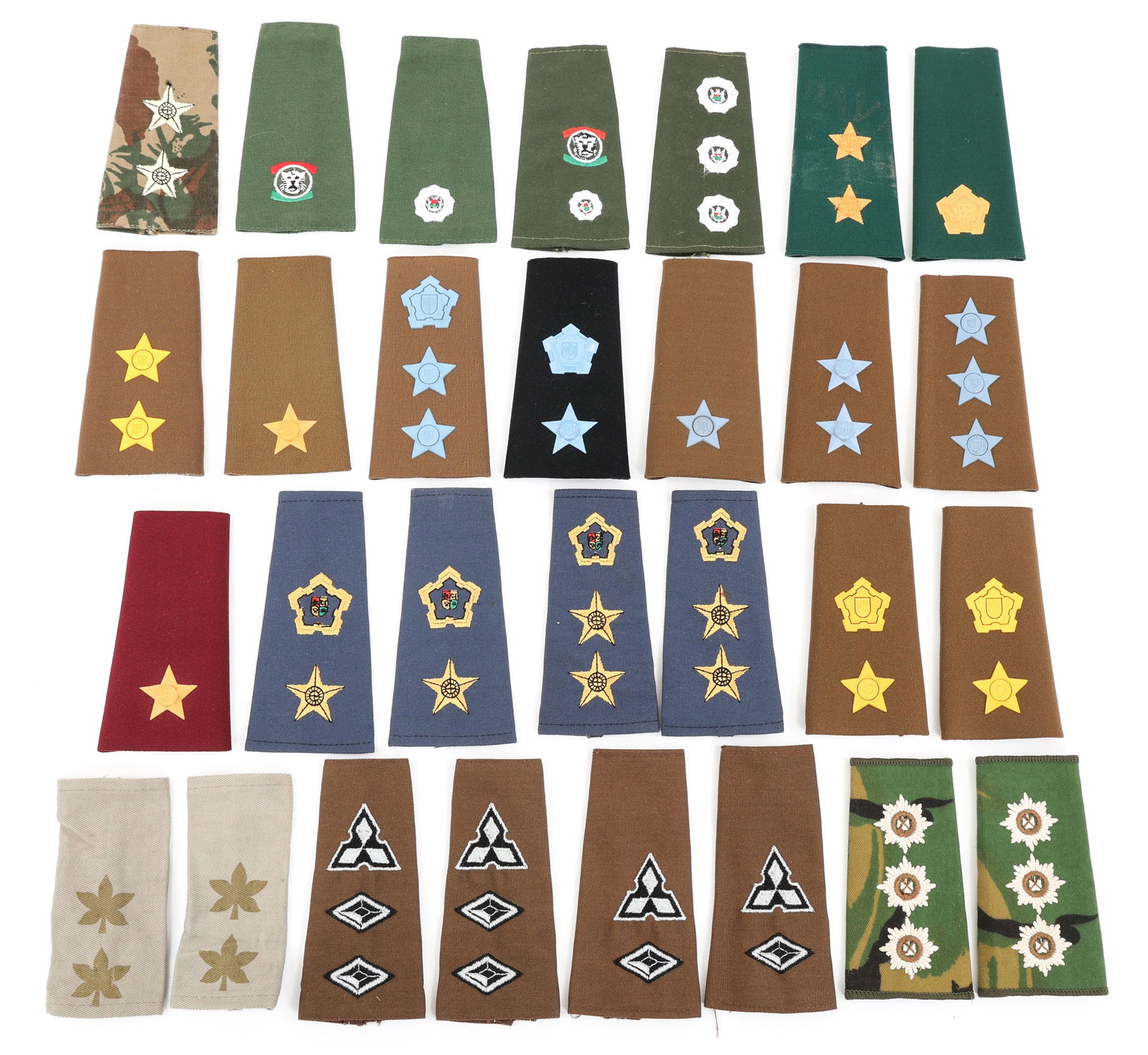 SOUTH AFRICAN SADF OFFICER SHOULDER BOARDS LOT: SOUTH AFRICAN SADF OFFICER SHOULDER BOARDS LOT Lot of 29 South African Defense Forces SADF, Officer Shoulder Boards. Mixed lot of various branches and ranks. (7) Matching pairs. (15) Singles. Provenan