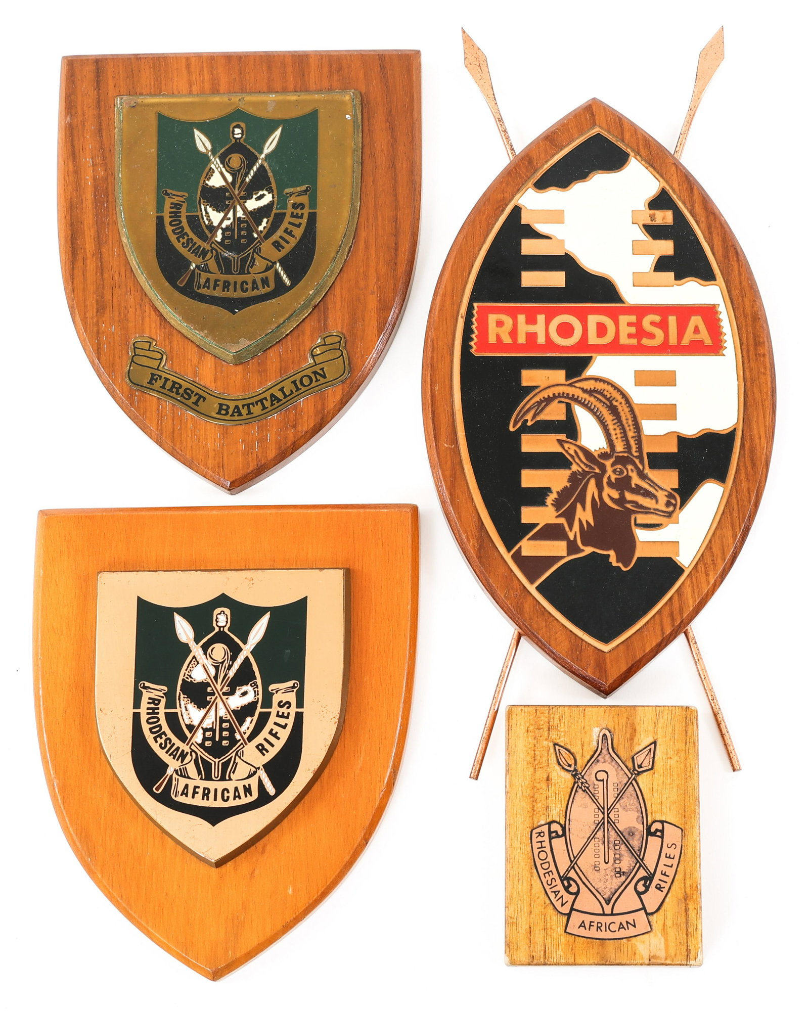 RHODESIAN RAR AFRICAN RIFLES PLAQUES LOT: RHODESIAN RAR AFRICAN RIFLES PLAQUES LOT Lot of 3 Plaques and 1 small wooden box of RAR Rhodesian African Rifles. Provenance | The Dublin Trust Collection: Personal effects of a U.S. Citizen, who arri