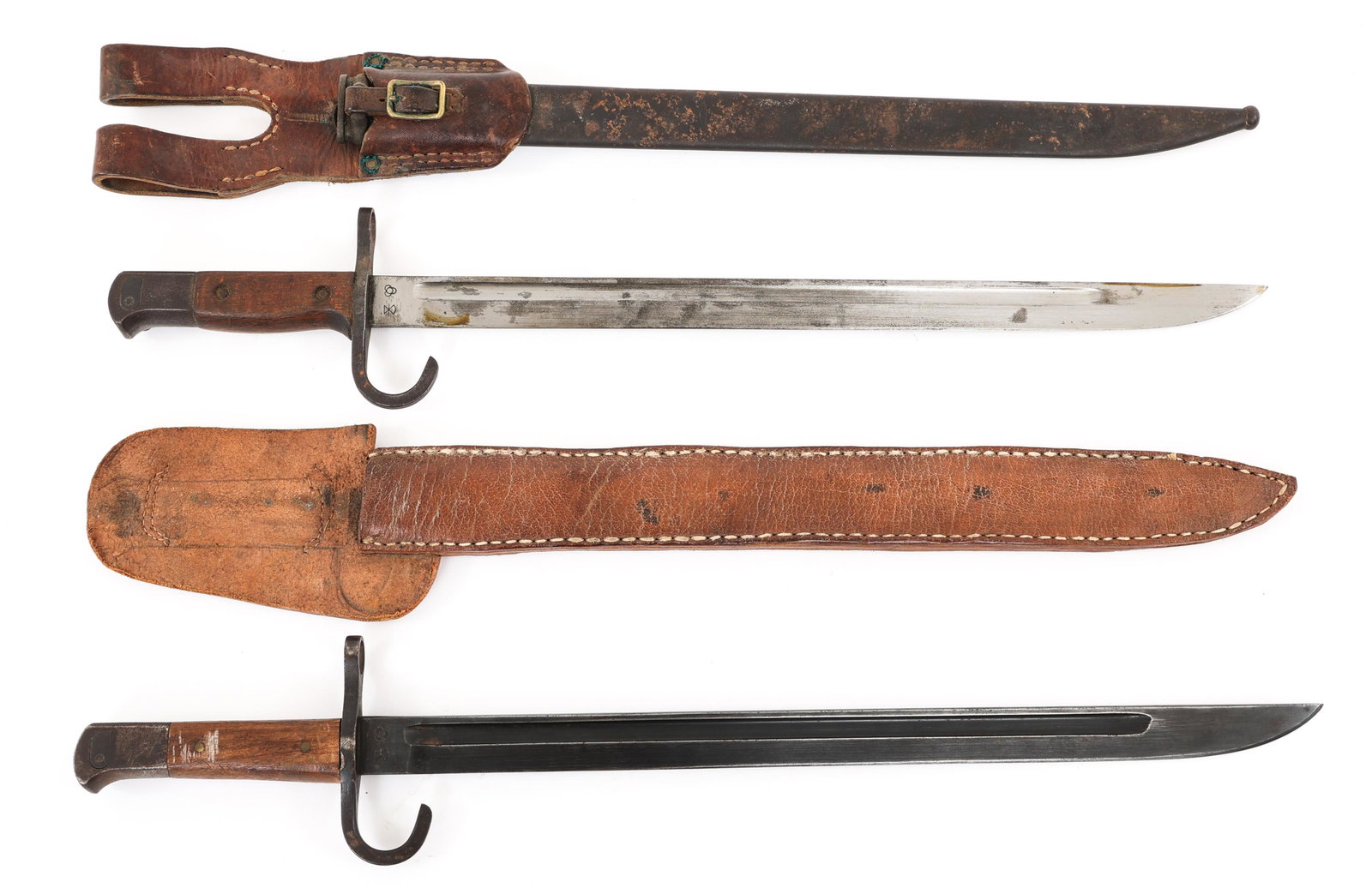 WWII JAPANESE BAYONET TYPE 30 LOT OF 2: WWII JAPANESE BAYONET TYPE 30 LOT OF 2 Lot of 2 WWII Japanese Bayonets Type 30. (1) WWII Japanese Bayonet Type 30. Straight bright blade with fuller. Maker mark / logo of "Hikari Seiki Seisakusho" Ars