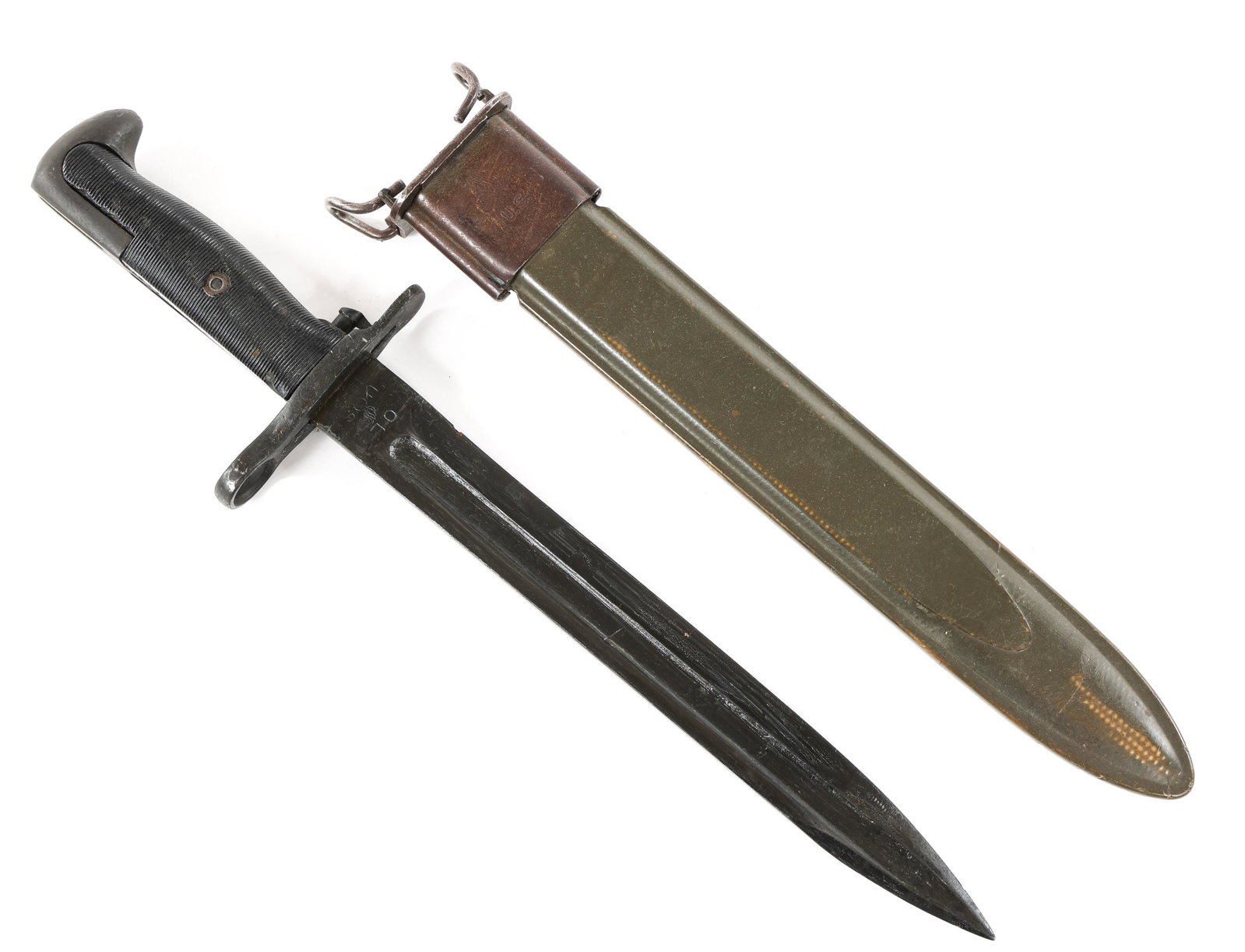 WWII US ARMY M1 GARAND SHORT BAYONET OL 1943: WWII US ARMY M1 GARAND SHORT BAYONET OL 1943 WWII US Army M1905E M1Garand Bayonet. Spear point cut down, blued blade with fuller. Ricasso Marked "OL US 1943" (Oneida Ltd). Black plastic grips. "Flamin