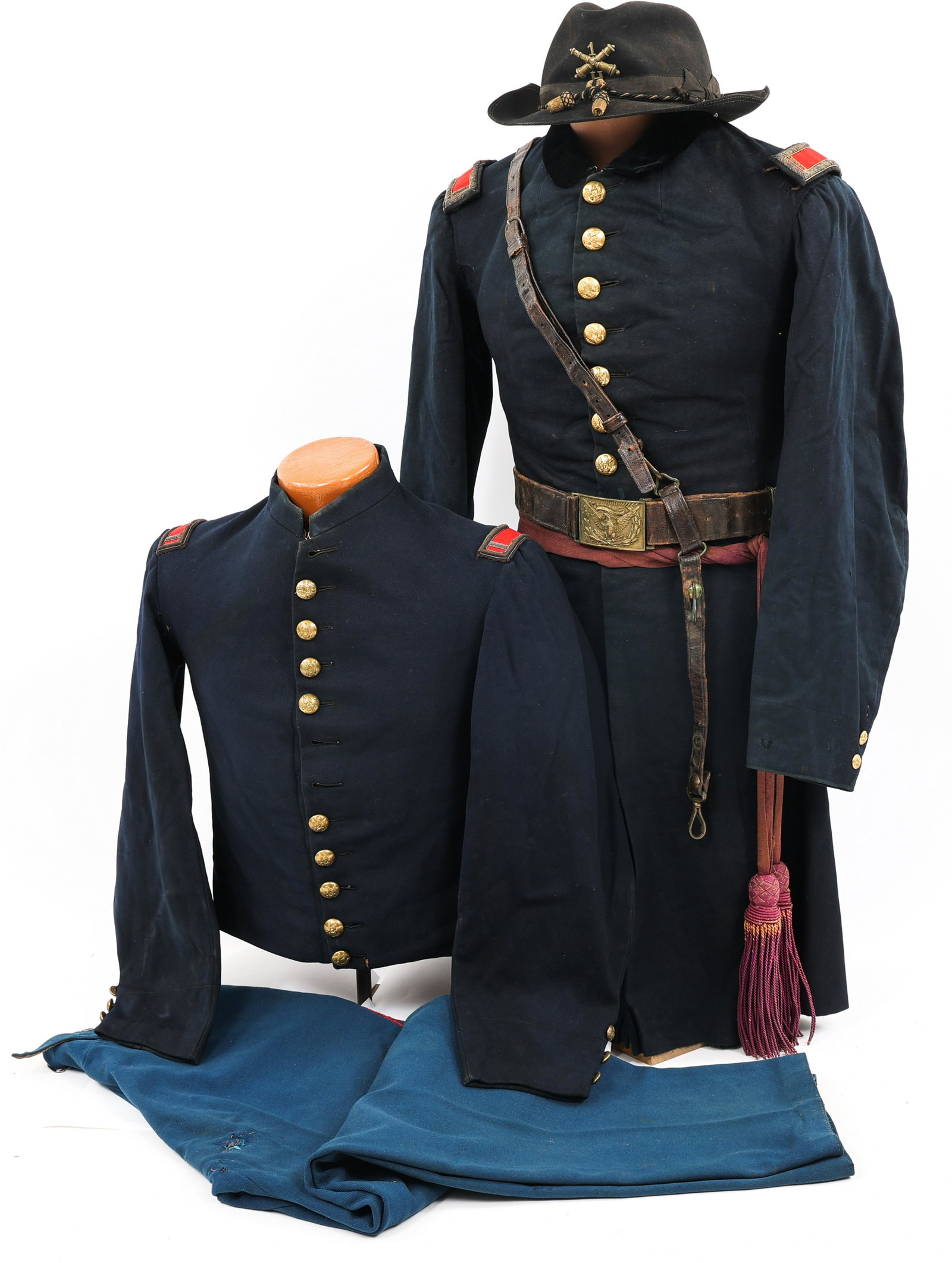 CIVIL WAR UNION ARTILLERY OFFICER UNIFORM GROUPING: CIVIL WAR UNION ARTILLERY OFFICER UNIFORM GROUPING Civil War Union Artillery Officer Uniform grouping. Including: (1) Union Artillery Officer slouch hat. Constructed of fine wool black felt with a dou