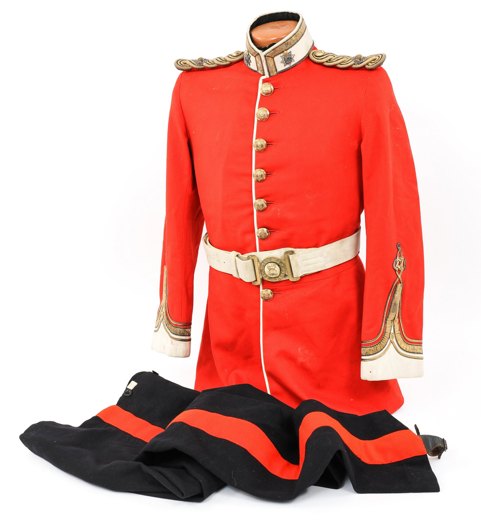WWII BRITISH DEVONSHIRE REGIMENT OFFICER UNIFORM: WWII BRITISH DEVONSHIRE REGIMENT OFFICER UNIFORM WWII British Army Officer Dress Uniform of the Devonshire Regiment. Fine quality wool red tunic with white cuffs & collar insignia. Officer shoulder bo