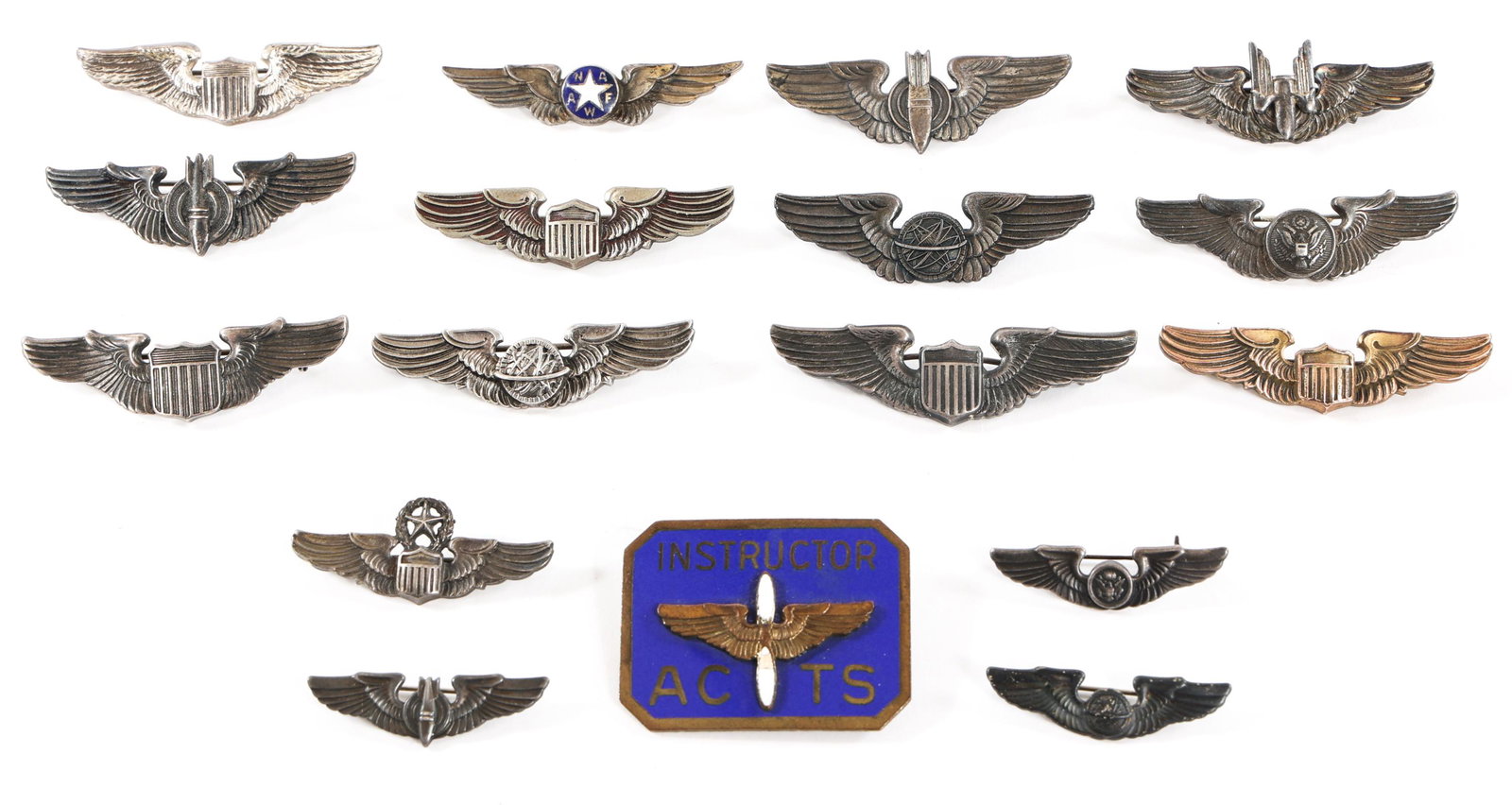 WWII US ARMY AAF SHIRT SIZE QUALIFICATION WINGS: WWII US ARMY AAF SHIRT SIZE QUALIFICATION WINGS Lot of 17 WWII US Army Air Force, Shirt Size Qualification Wings. (5) 2" Pilot Wings, Pinback, all stamped Sterling, Maker marked "Blackinton", "Meyer" 