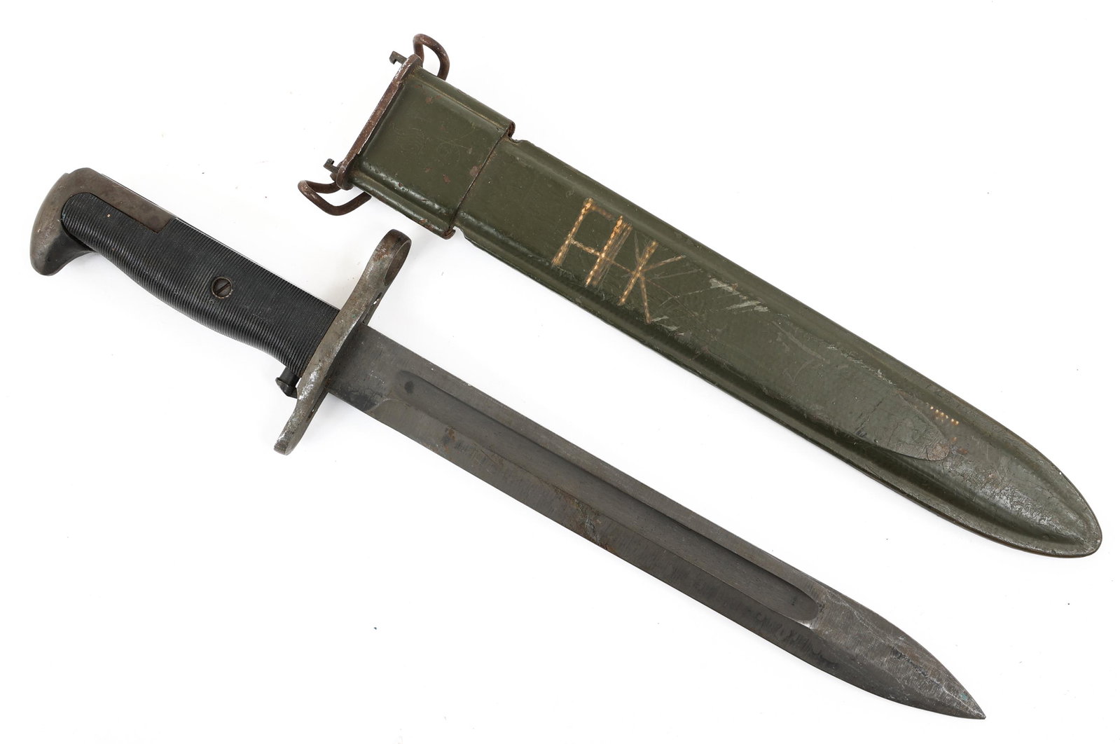 WWII US ARMY M1 GARAND BAYONET By UTICA: WWII US ARMY M1 GARAND BAYONET By UTICA | WWII US Army M1 Garand Bayonet with M7 Green Scabbard. Spear point parkerized blade with fuller. Maker marked "U.C., US" stamped on the ricasso. Black plastic