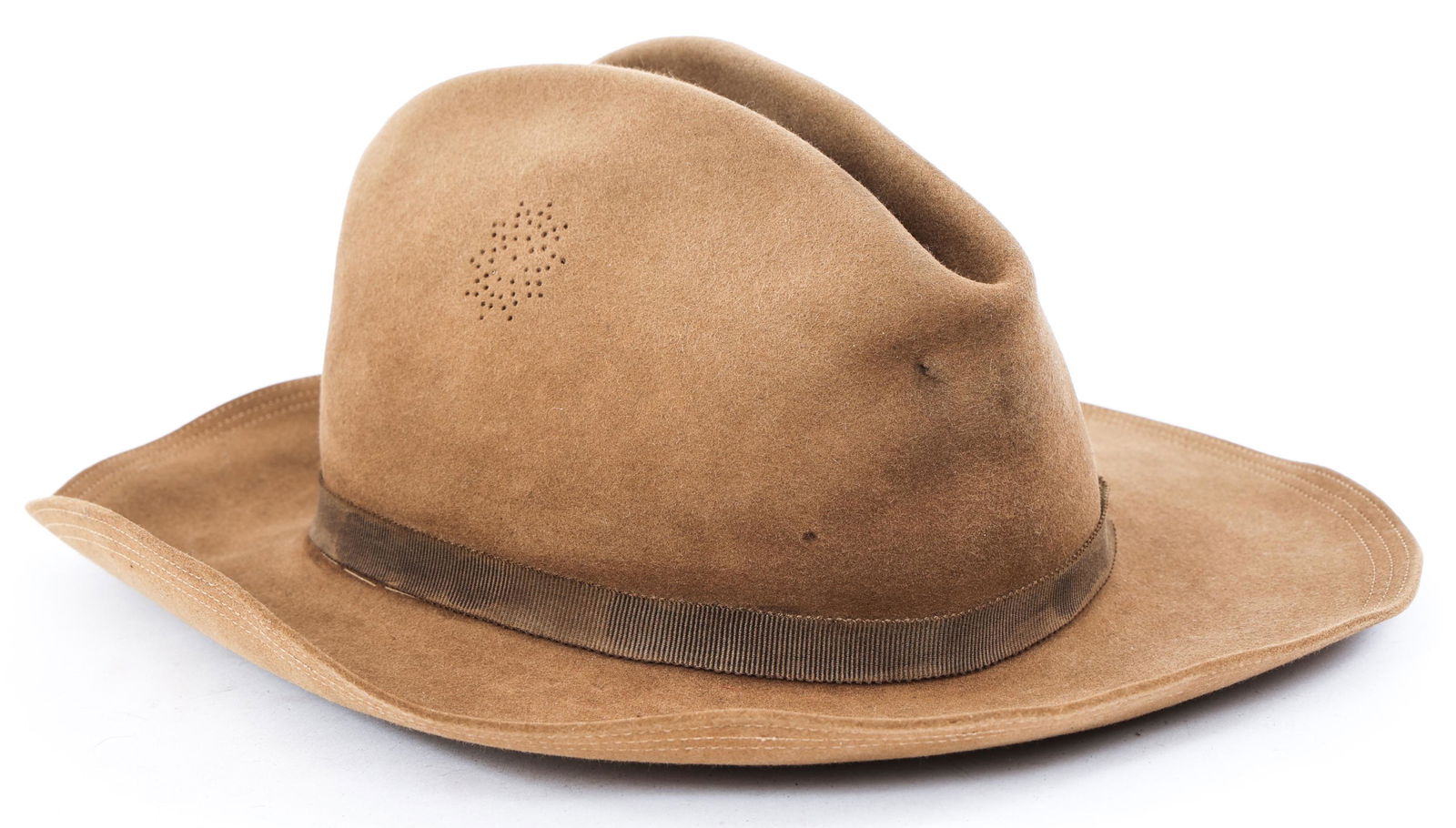 SPAN-AM WAR US ARMY MODEL 1889 DRAB CAMPAIGN HAT: SPAN-AM WAR US ARMY MODEL 1889 DRAB CAMPAIGN HAT | Spanish American War US Army Enlisted Man, Model 1889 Drab campaign hat. Three rows of stitching. Star punched vent holes on both side. Leather sweat