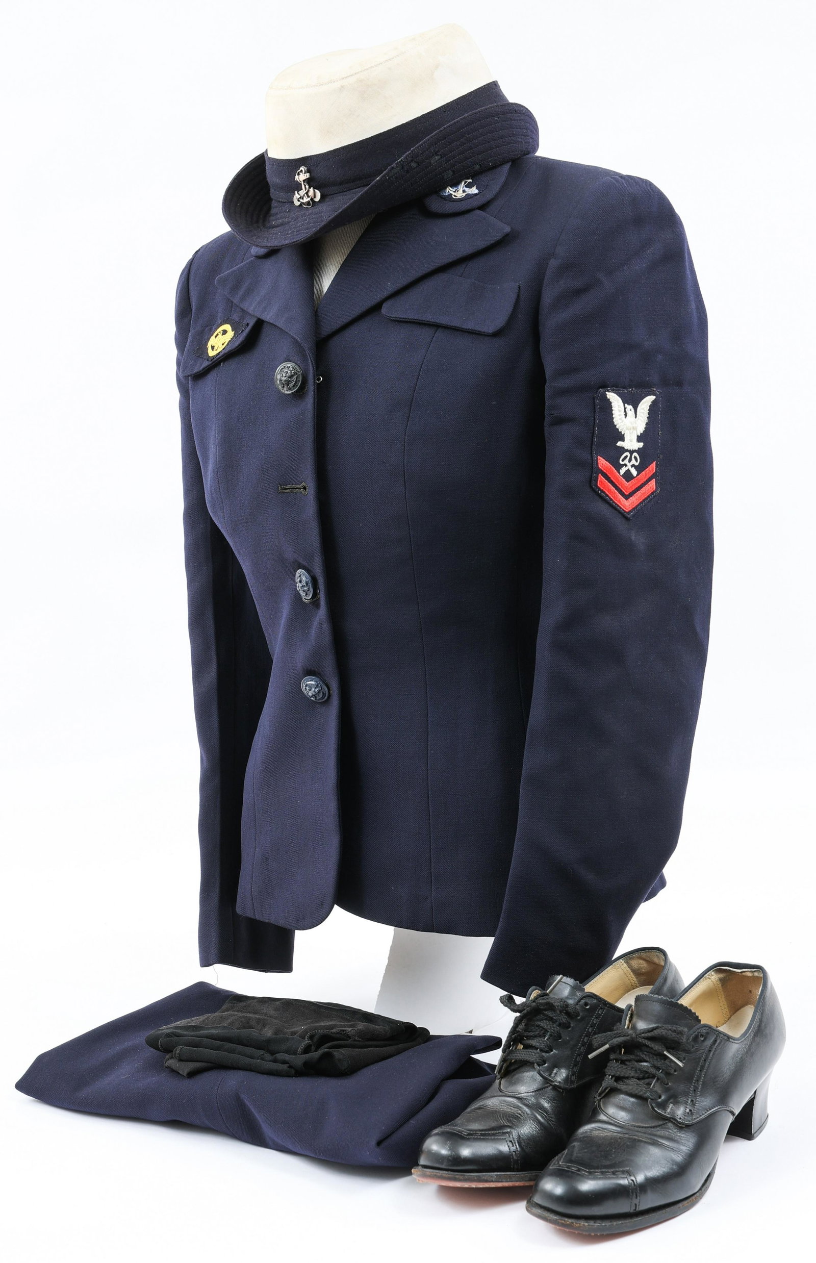 WWII US NAVY WAVES DRESS BLUE UNIFORM: WWII US NAVY WAVES DRESS BLUE UNIFORM WWII US Navy WAVES Dress Blue Uniform. Identified to "Mildred E. Condon", Petty Officer 2nd Class "Storekeeper". Includes (1) Dress blue tunic. (1) Matching skirt