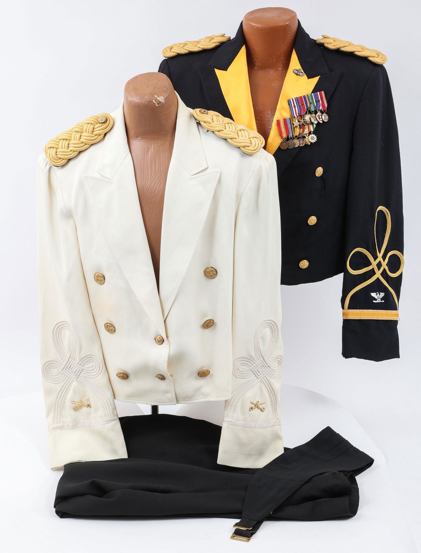 VIETNAM WAR US ARMY CAVALRY OFFICER EVENING DRESS: VIETNAM WAR US ARMY CAVALRY OFFICER EVENING DRESS Vietnam War era US Army Cavalry Officer, Colonel Dress Blue & Dress White Evening Dress Uniforms. Includes (2) Tunics. (1) Black straight trousers. (1