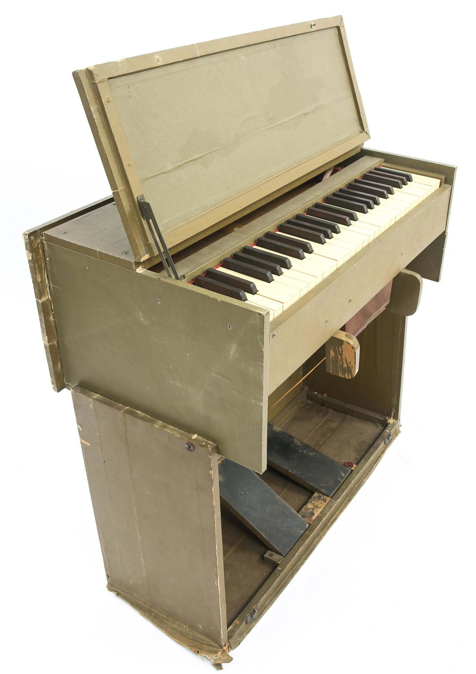 WWII US ARMY CHAPLAIN PORTABLE FIELD ORGAN: WWII US ARMY CHAPLAIN PORTABLE FIELD ORGAN WWII US Army Chaplain's portable field pump organ. Size: 20"x31"x12"